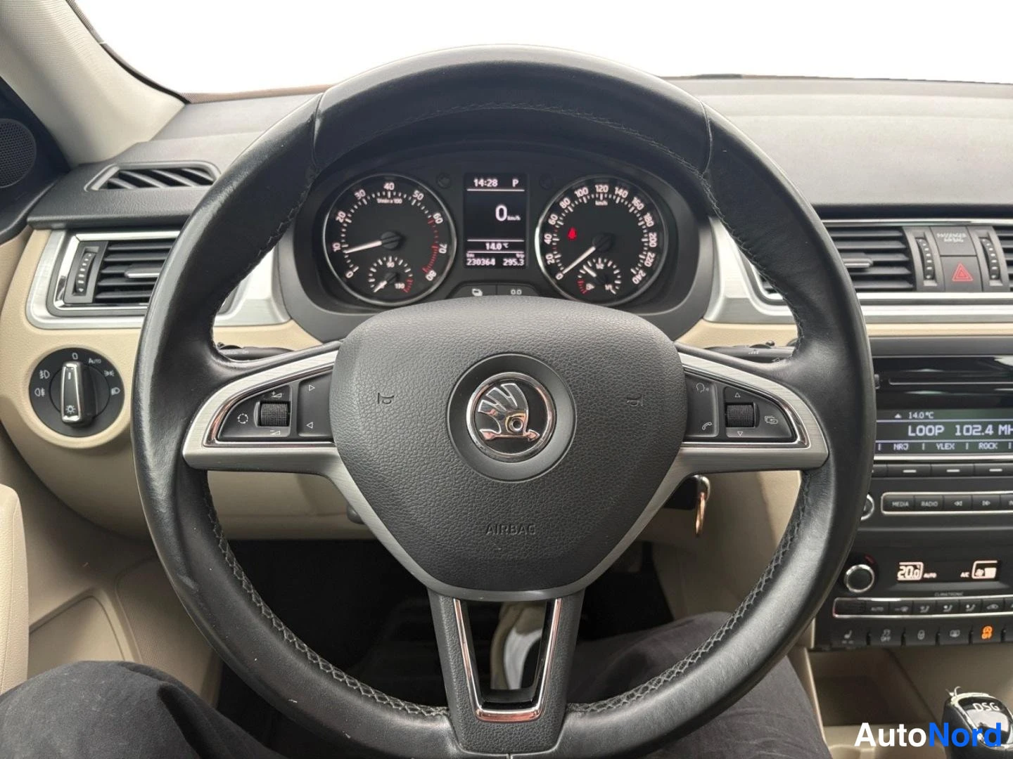 Valkoinen Skoda Rapid 2014, ohjaamo, kuva 9