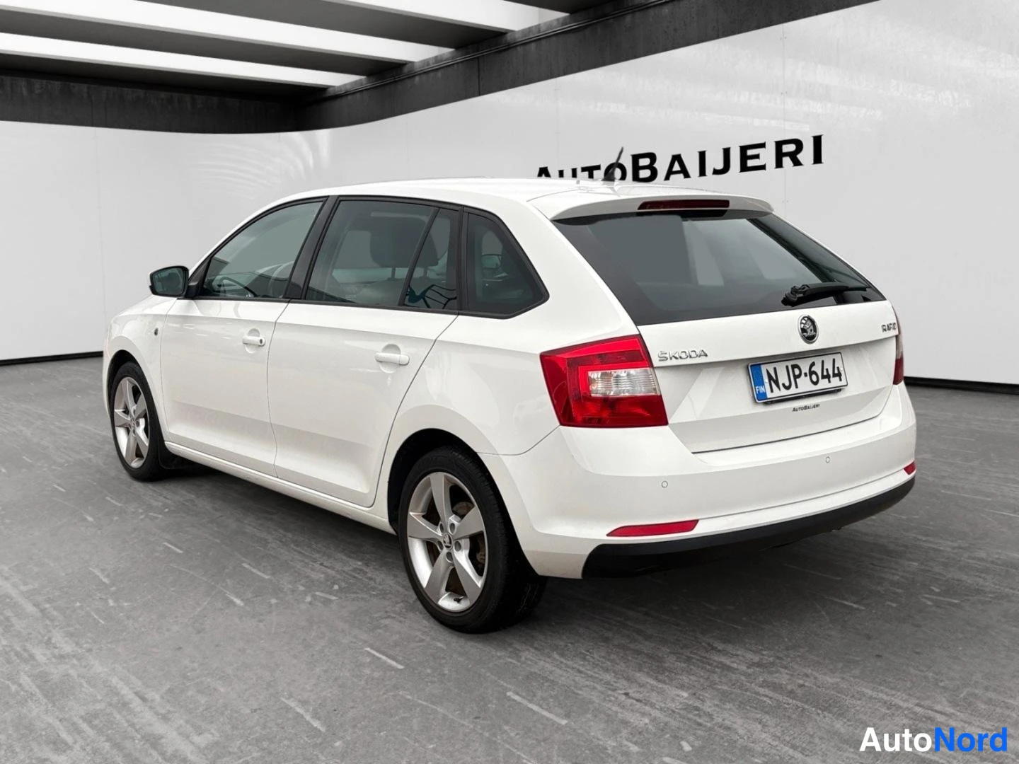 Valkoinen Skoda Rapid 2014, takaviisto, kuva 6