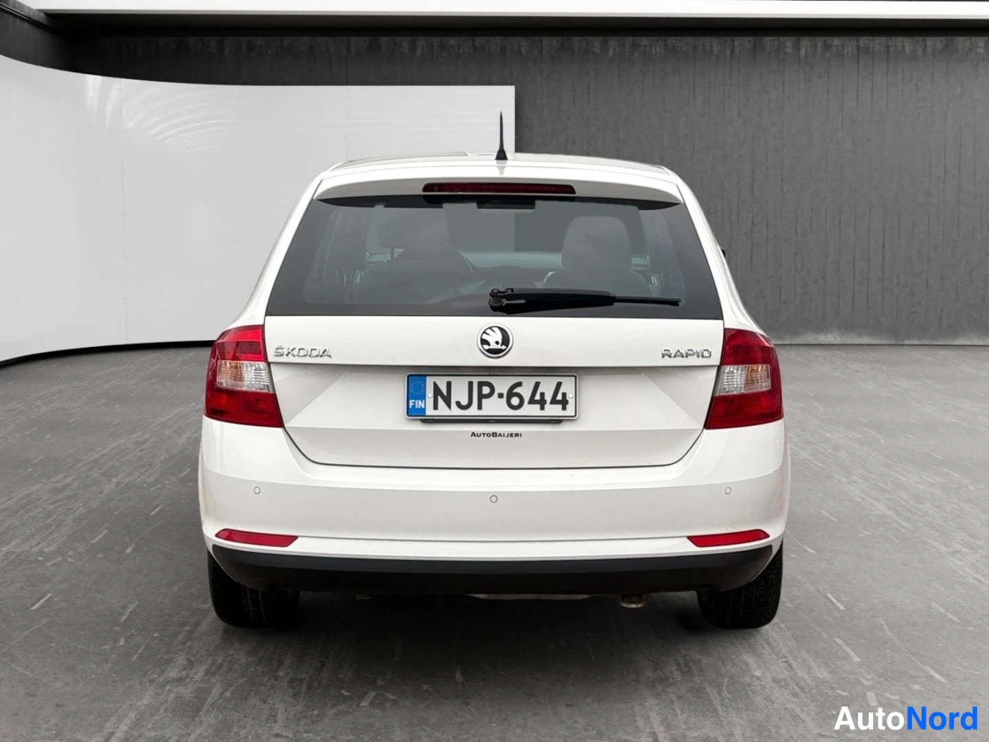 Valkoinen Skoda Rapid 2014, takaa, kuva 8