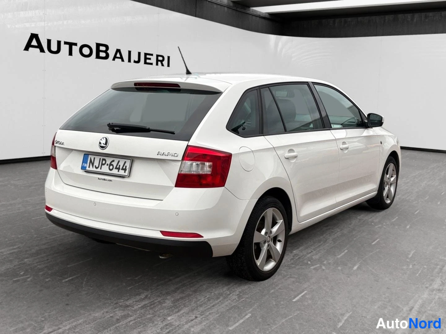 Valkoinen Skoda Rapid 2014, takaviisto, kuva 7