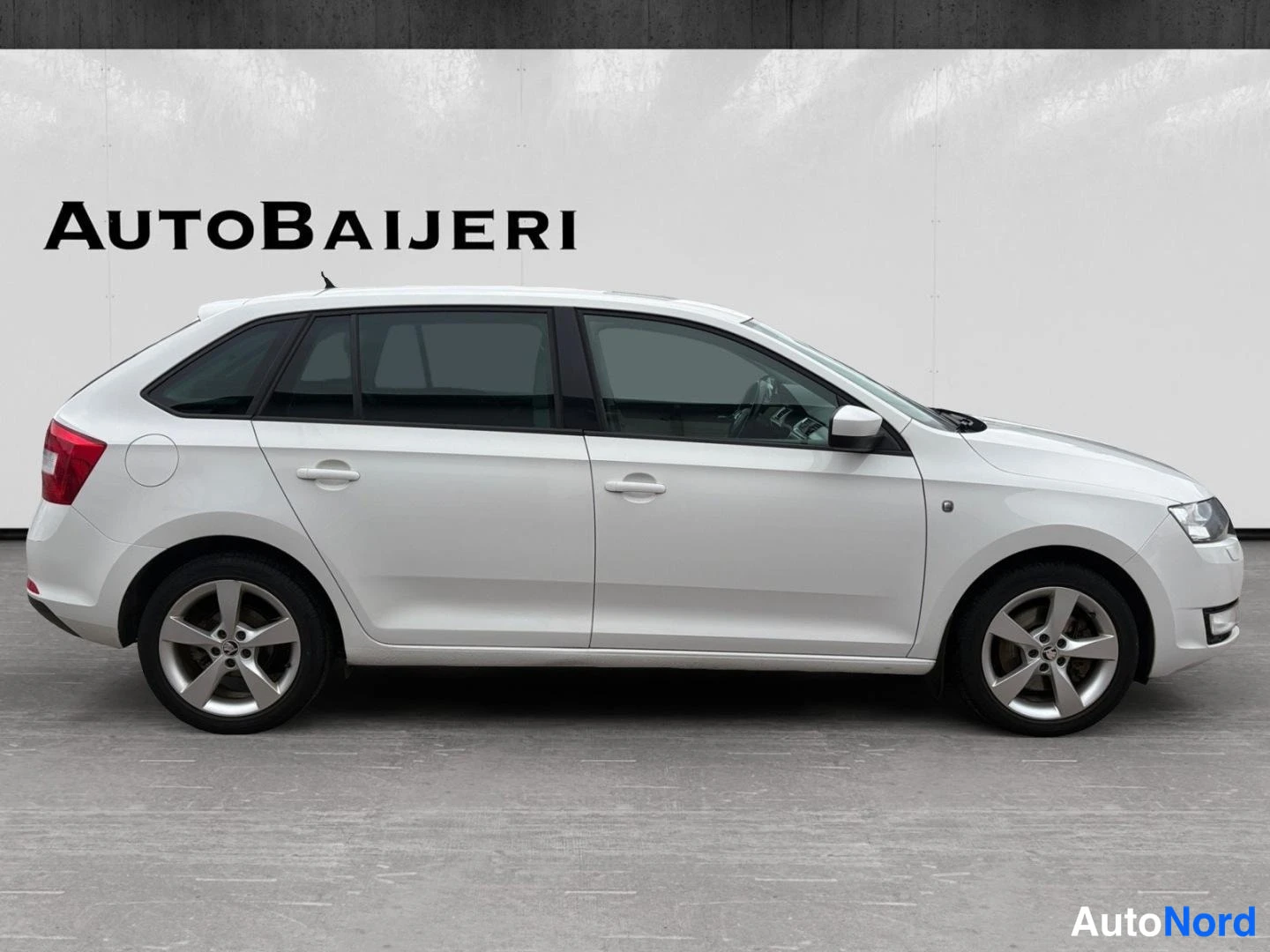 Valkoinen Skoda Rapid 2014, sivulta, kuva 5