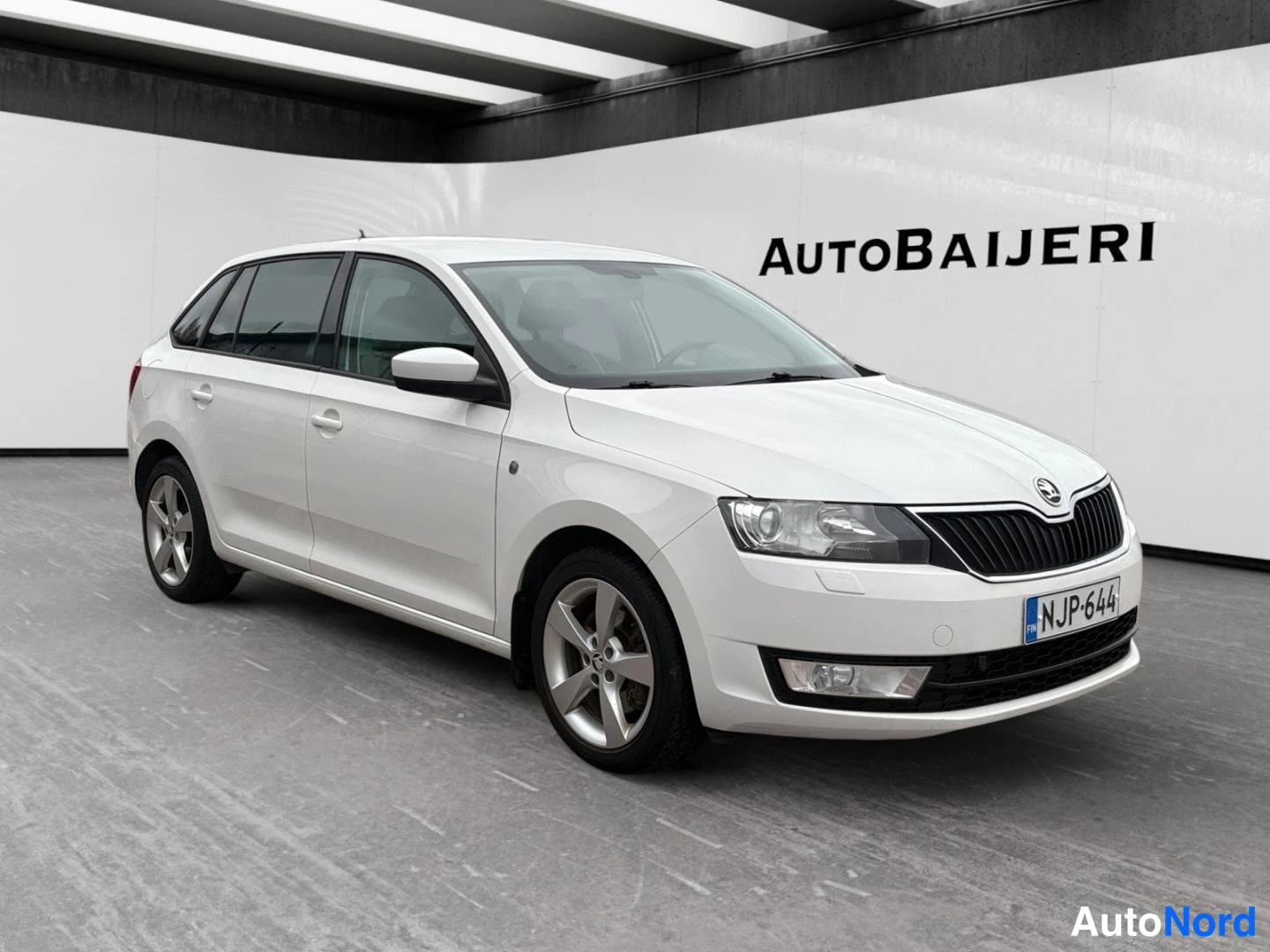 Valkoinen Skoda Rapid 2014, etuviisto, keula oikealle, kuva 2
