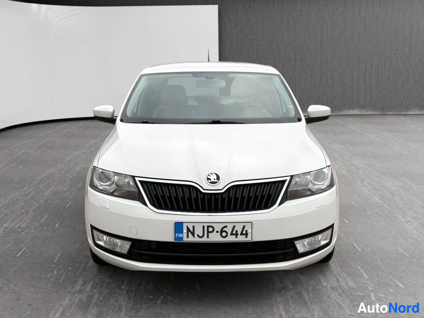 Valkoinen Skoda Rapid 2014, edestä, kuva 3