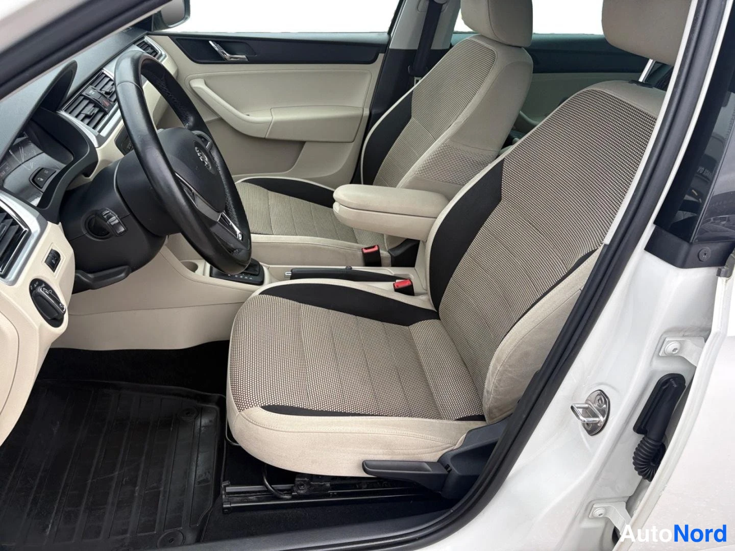 Valkoinen Skoda Rapid 2014, etuistuimet, kuva 10