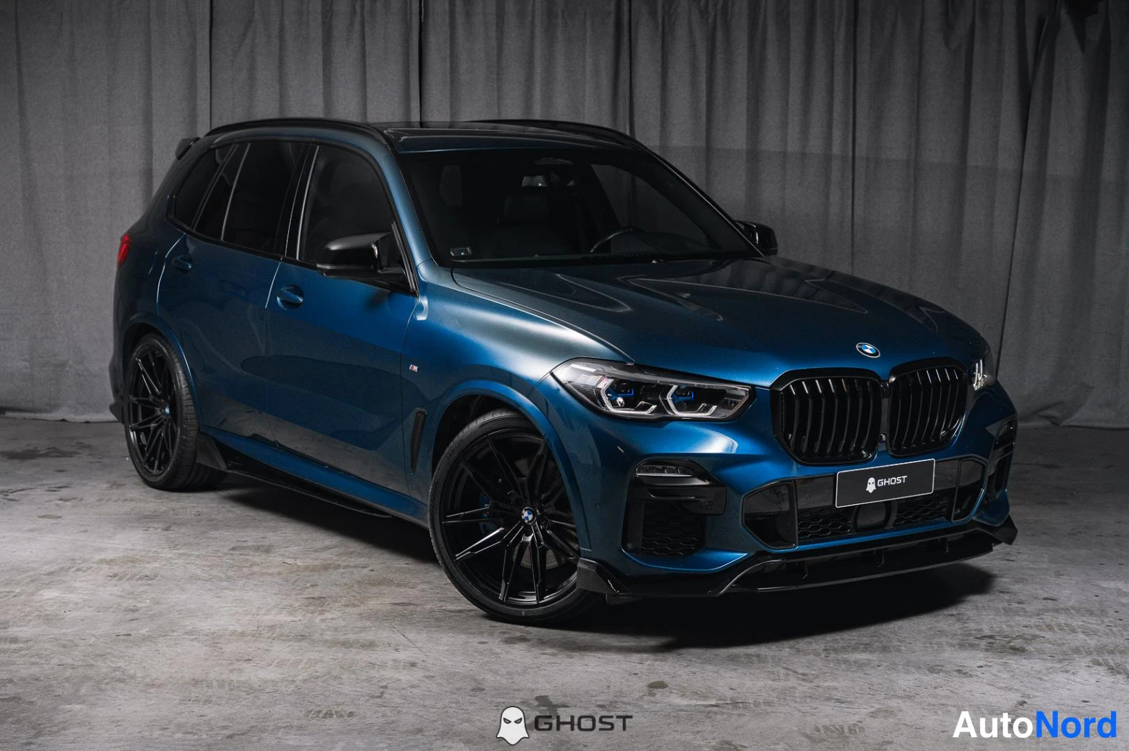 Sininen BMW X5 2020, etuviisto, keula oikealle, kuva 2