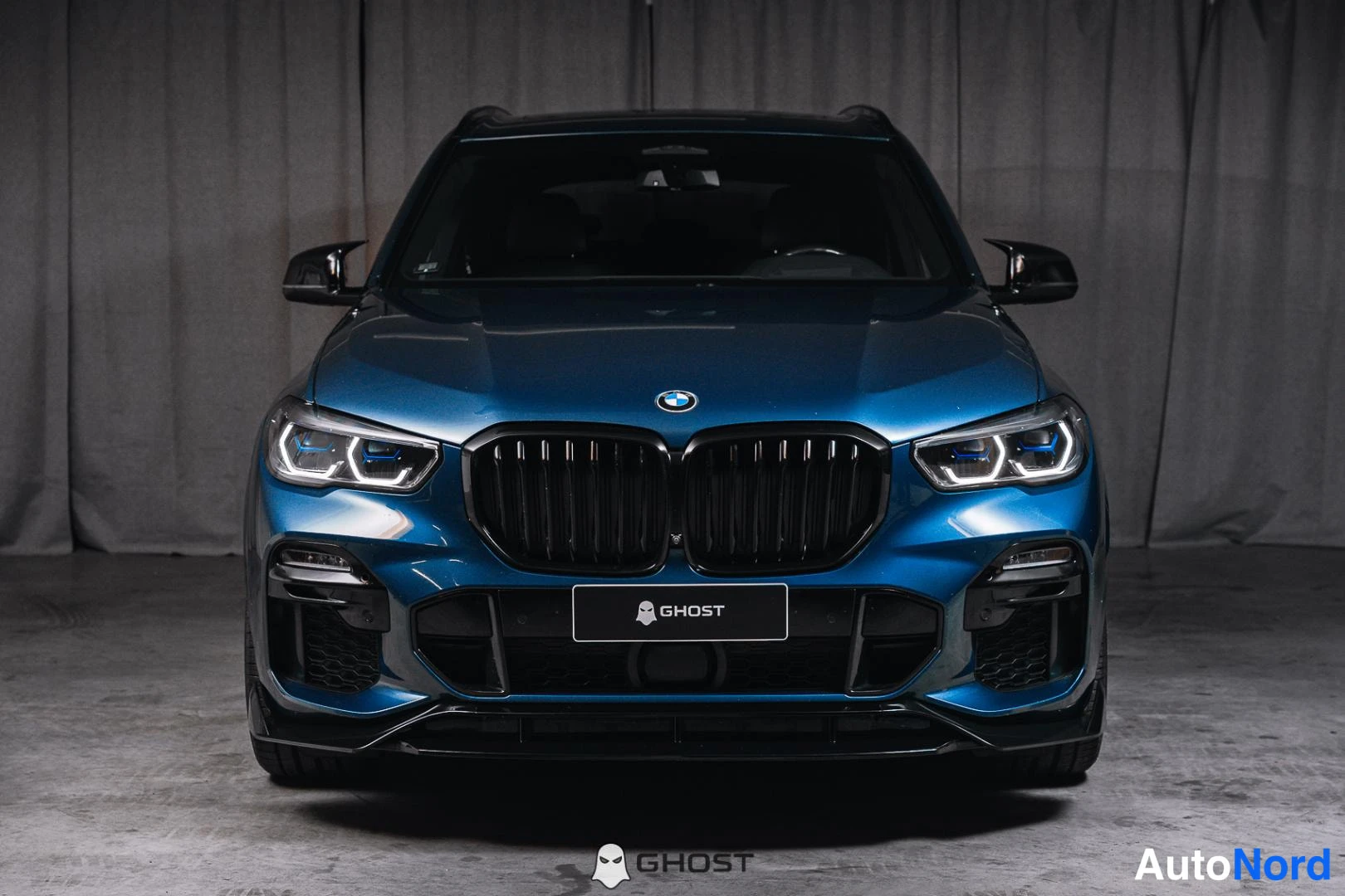 Sininen BMW X5 2020, edestä, kuva 4