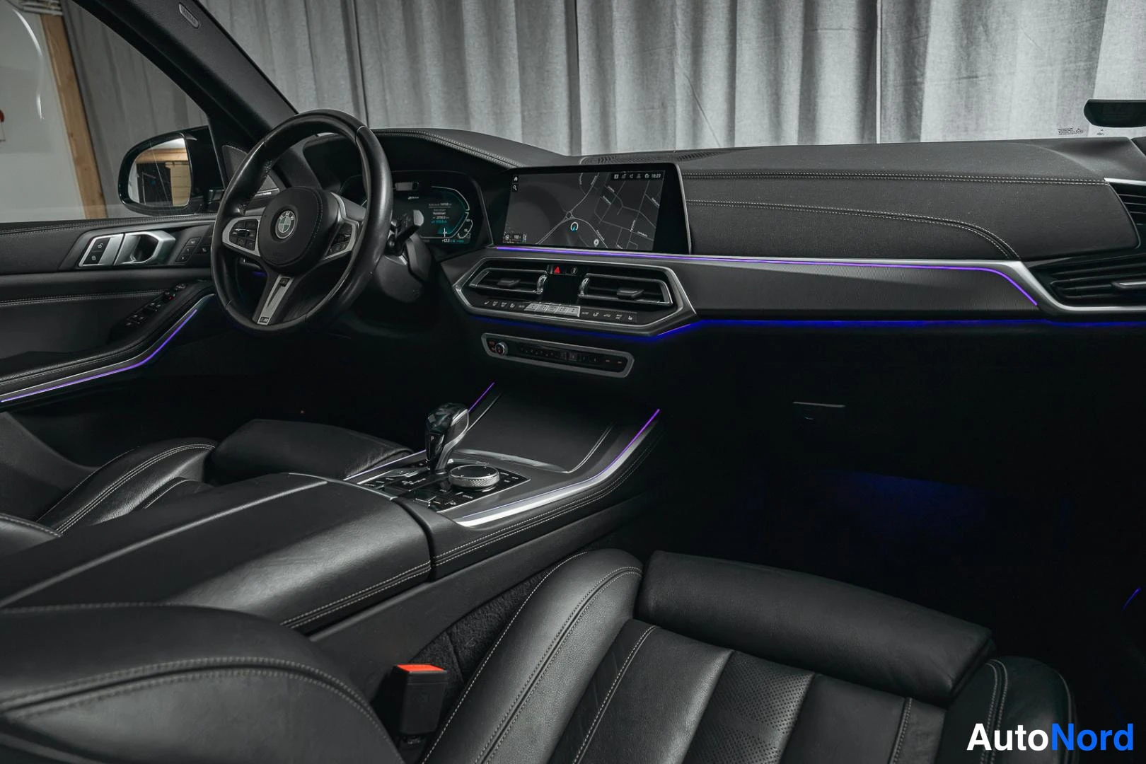 Sininen BMW X5 2020, ohjaamo, kuva 9