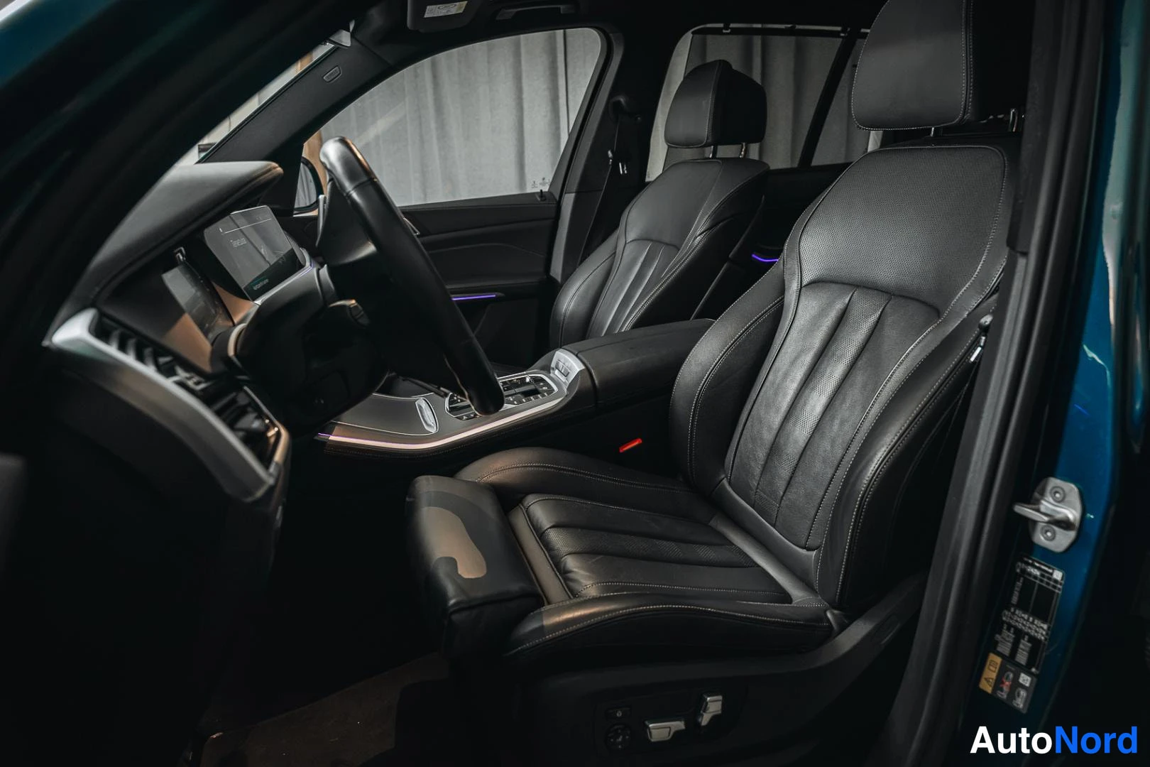Sininen BMW X5 2020, etuistuimet, kuva 13