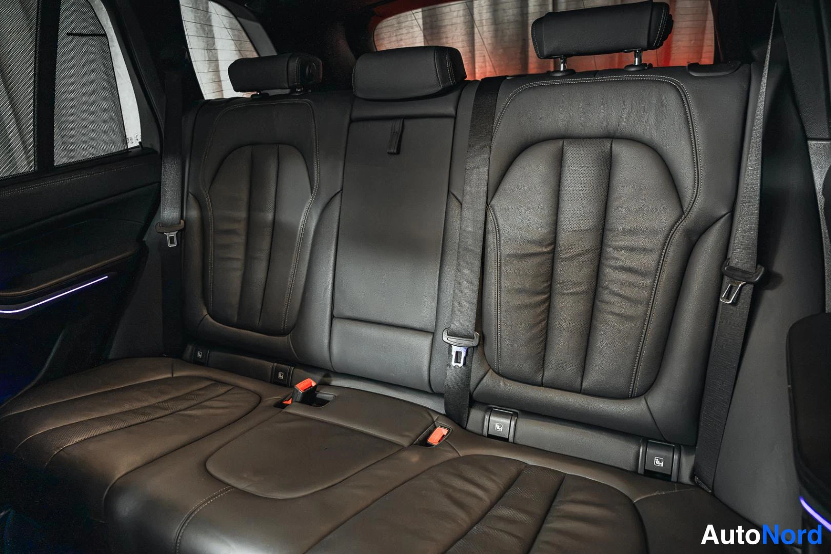 Sininen BMW X5 2020, takaistuimet, kuva 15