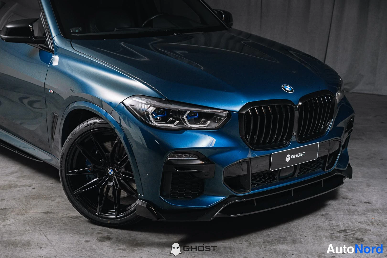 Sininen BMW X5 2020, etuviisto, keula oikealle, kuva 3