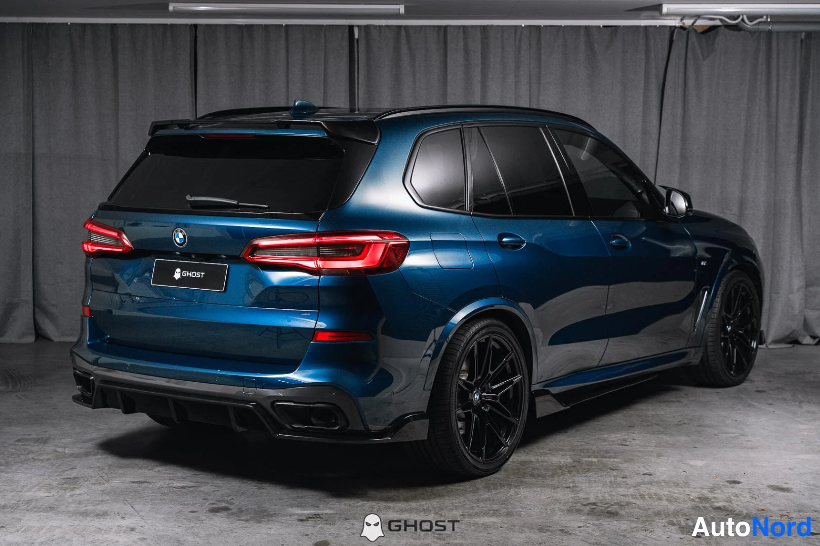 Sininen BMW X5 2020, takaviisto, kuva 5