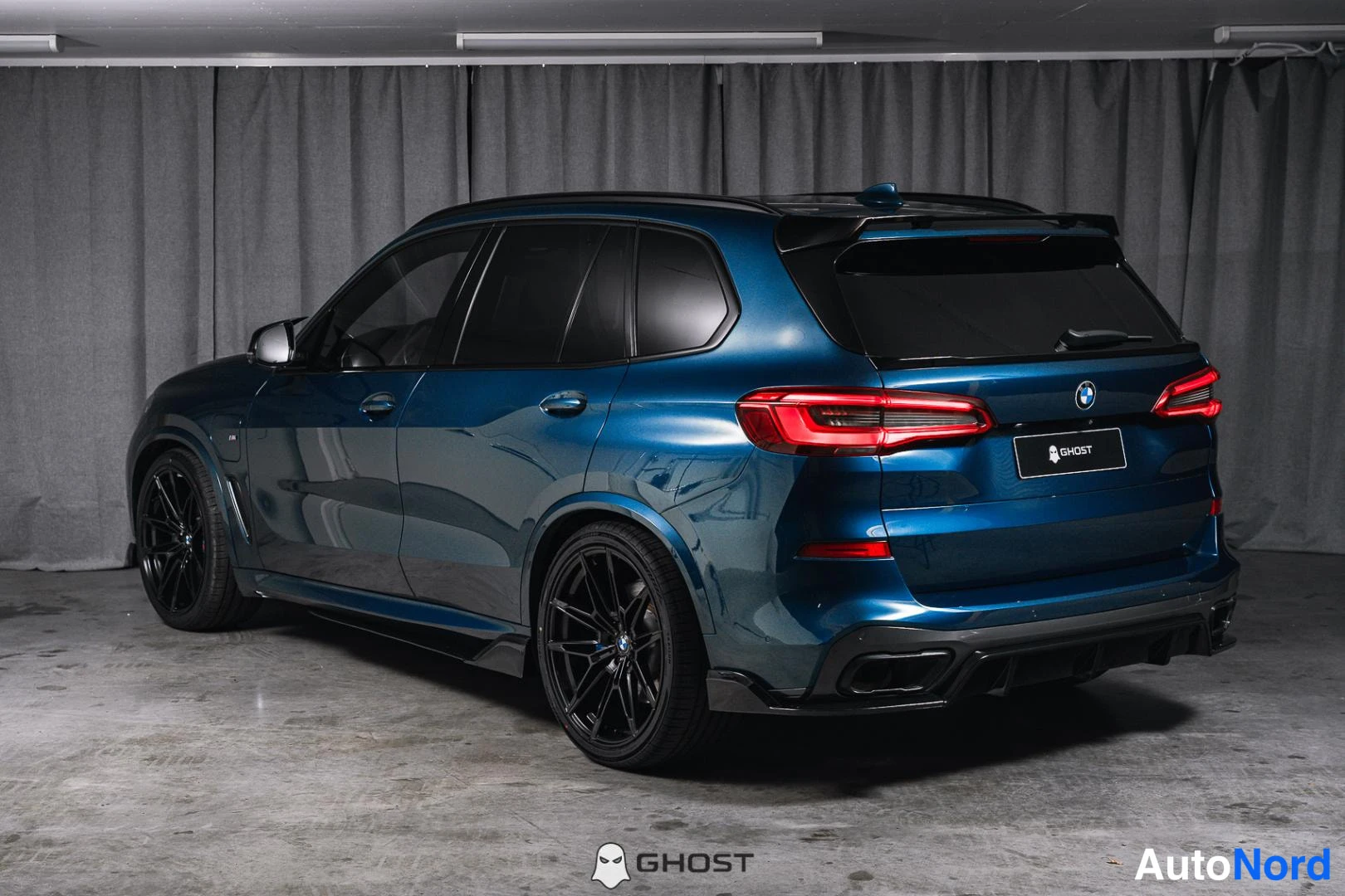 Sininen BMW X5 2020, takaviisto, kuva 6