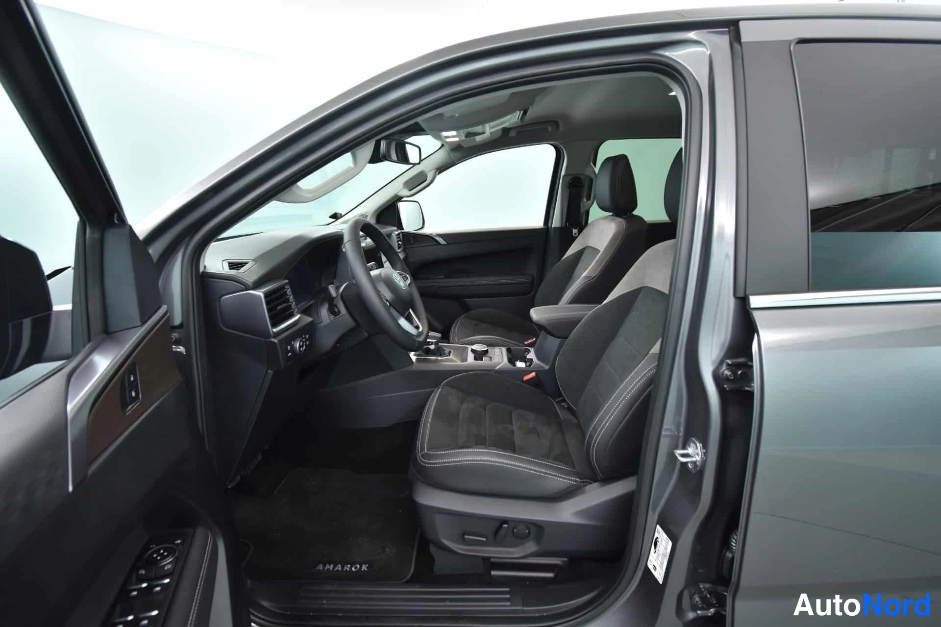 Harmaa Volkswagen Amarok 2026, ohjaamo, kuva 13