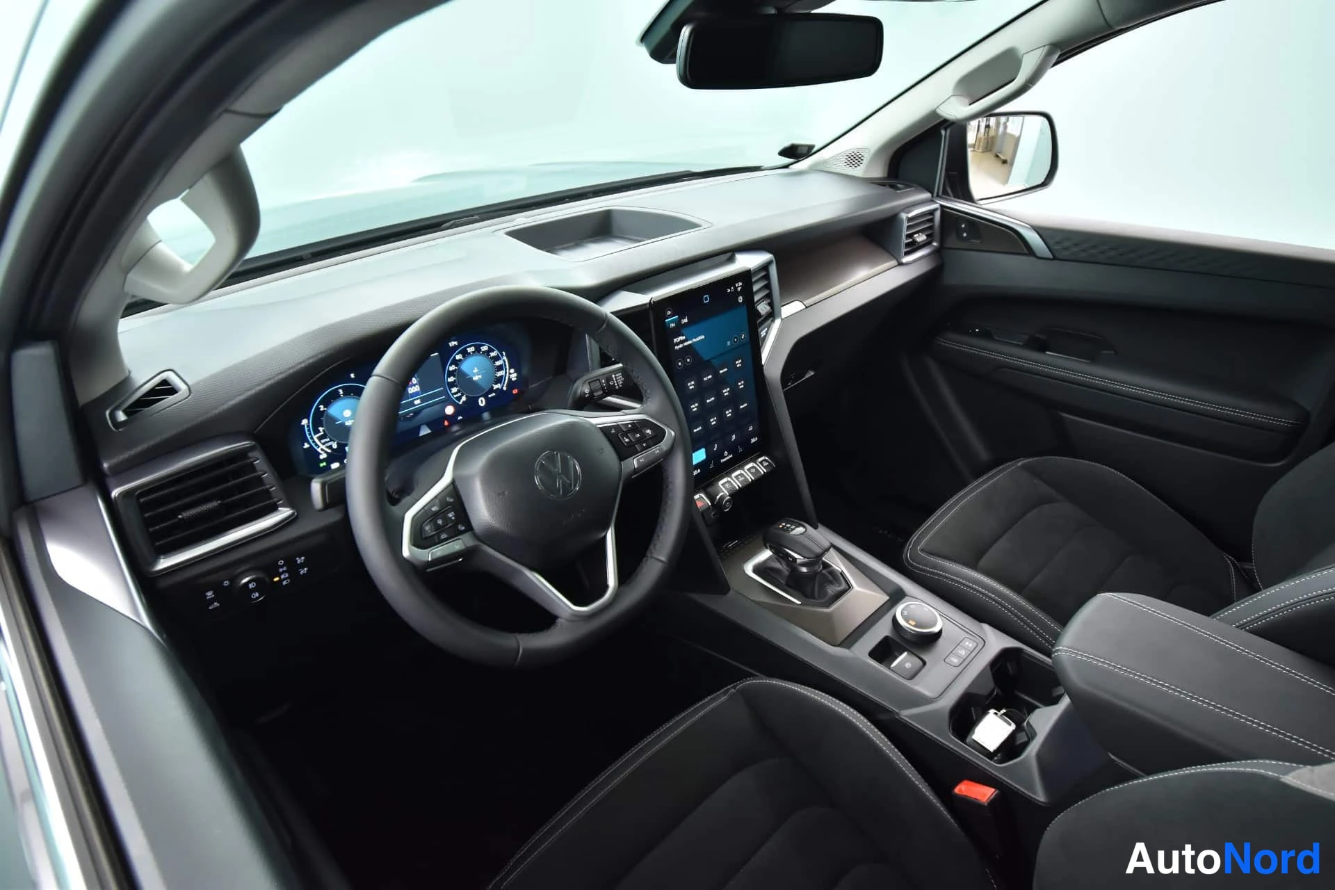 Harmaa Volkswagen Amarok 2026, ohjaamo, kuva 14