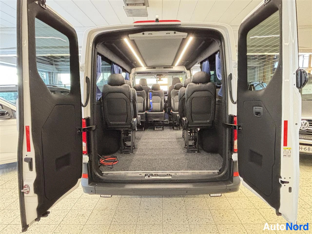 Valkoinen Volkswagen Crafter 2026, takaa, kuva 7
