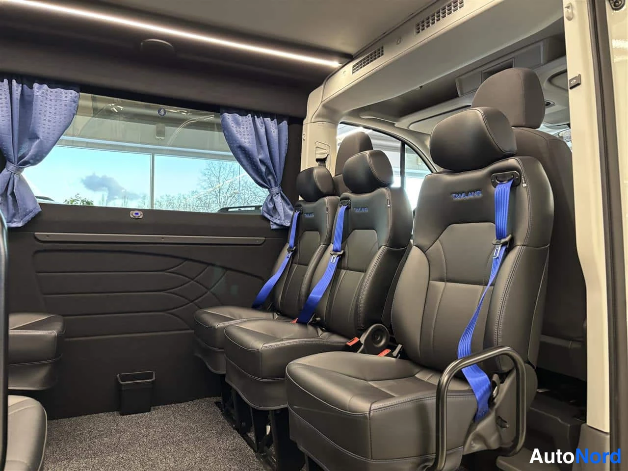 Valkoinen Volkswagen Crafter 2026, etuistuimet, kuva 12