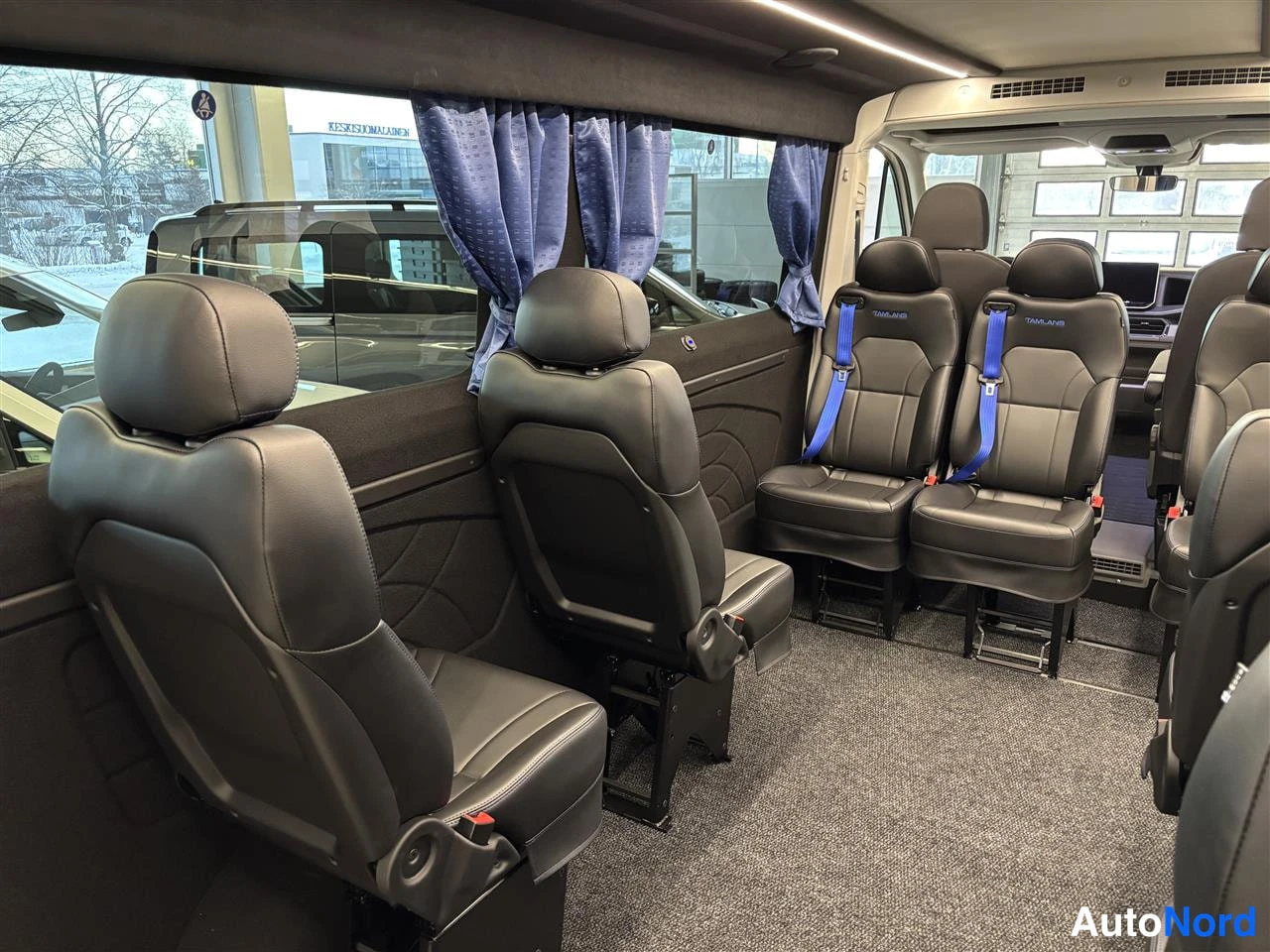 Valkoinen Volkswagen Crafter 2026, etuistuimet, kuva 13