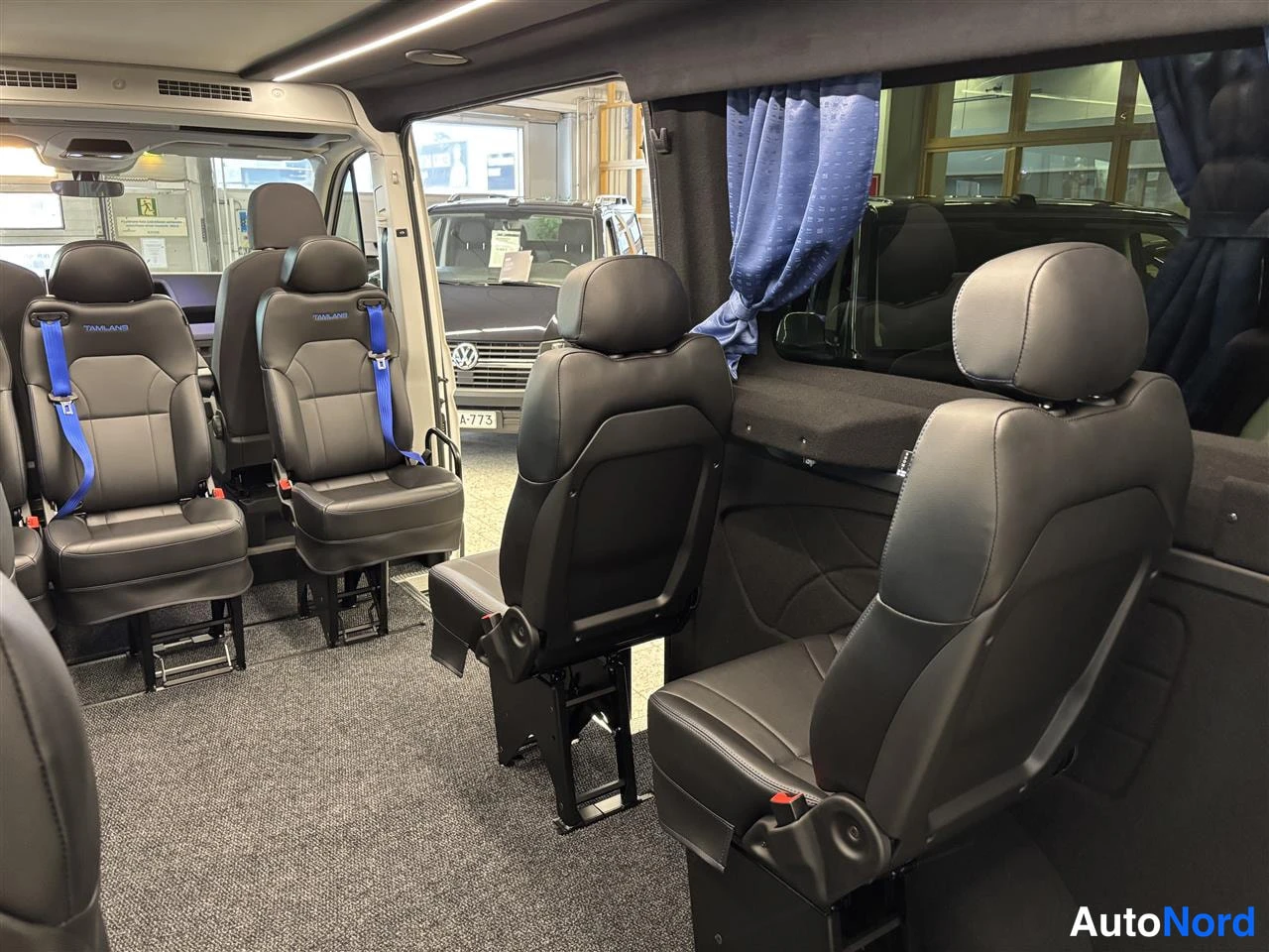 Valkoinen Volkswagen Crafter 2026, etuistuimet, kuva 14