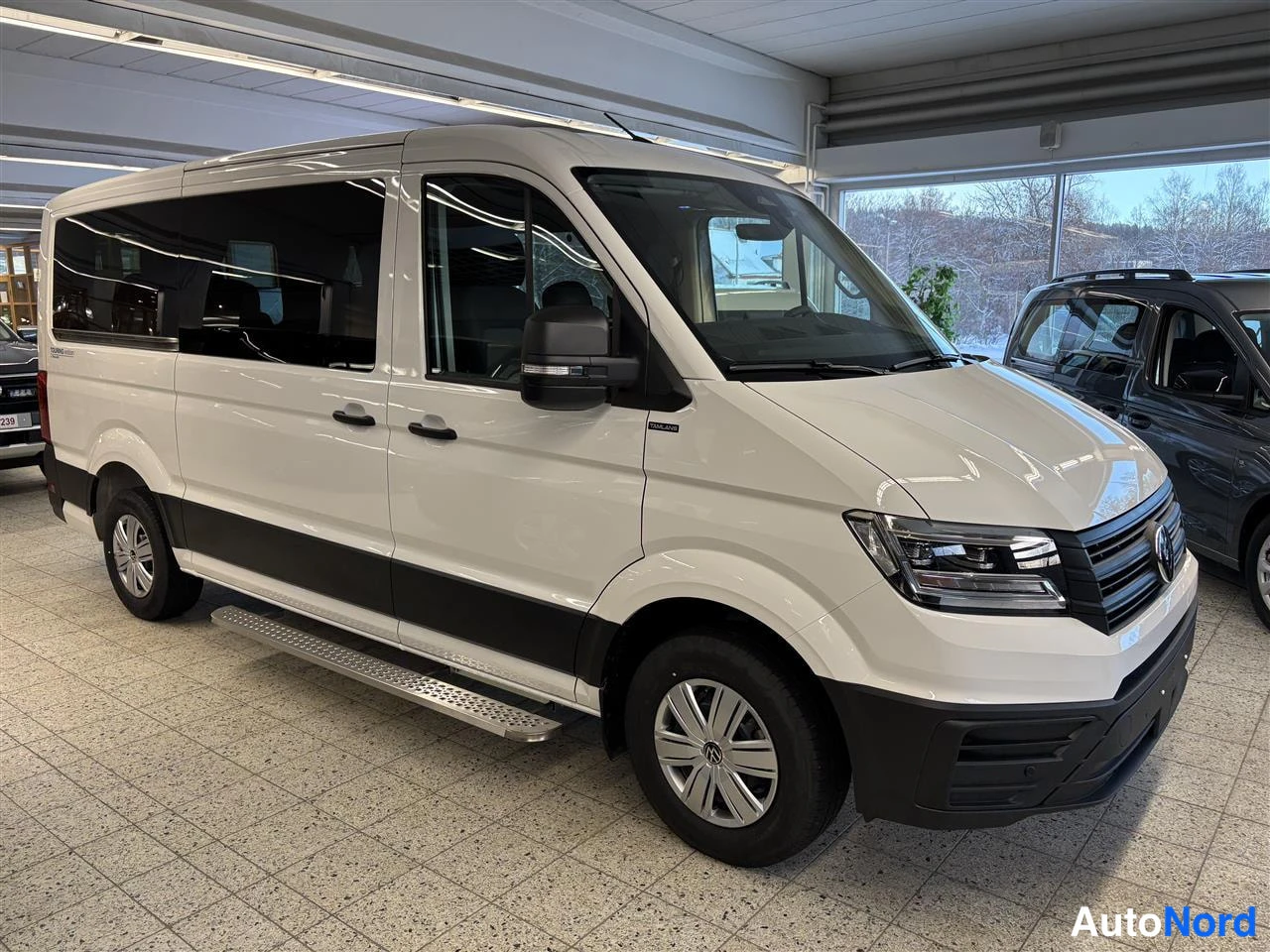 Valkoinen Volkswagen Crafter 2026, etuviisto, keula oikealle, kuva 2