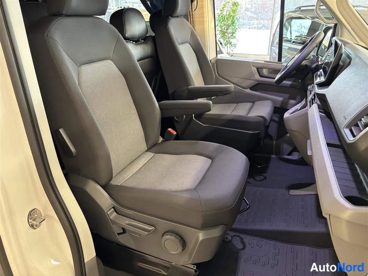 Valkoinen Volkswagen Crafter 2026, etuistuimet, kuva 11