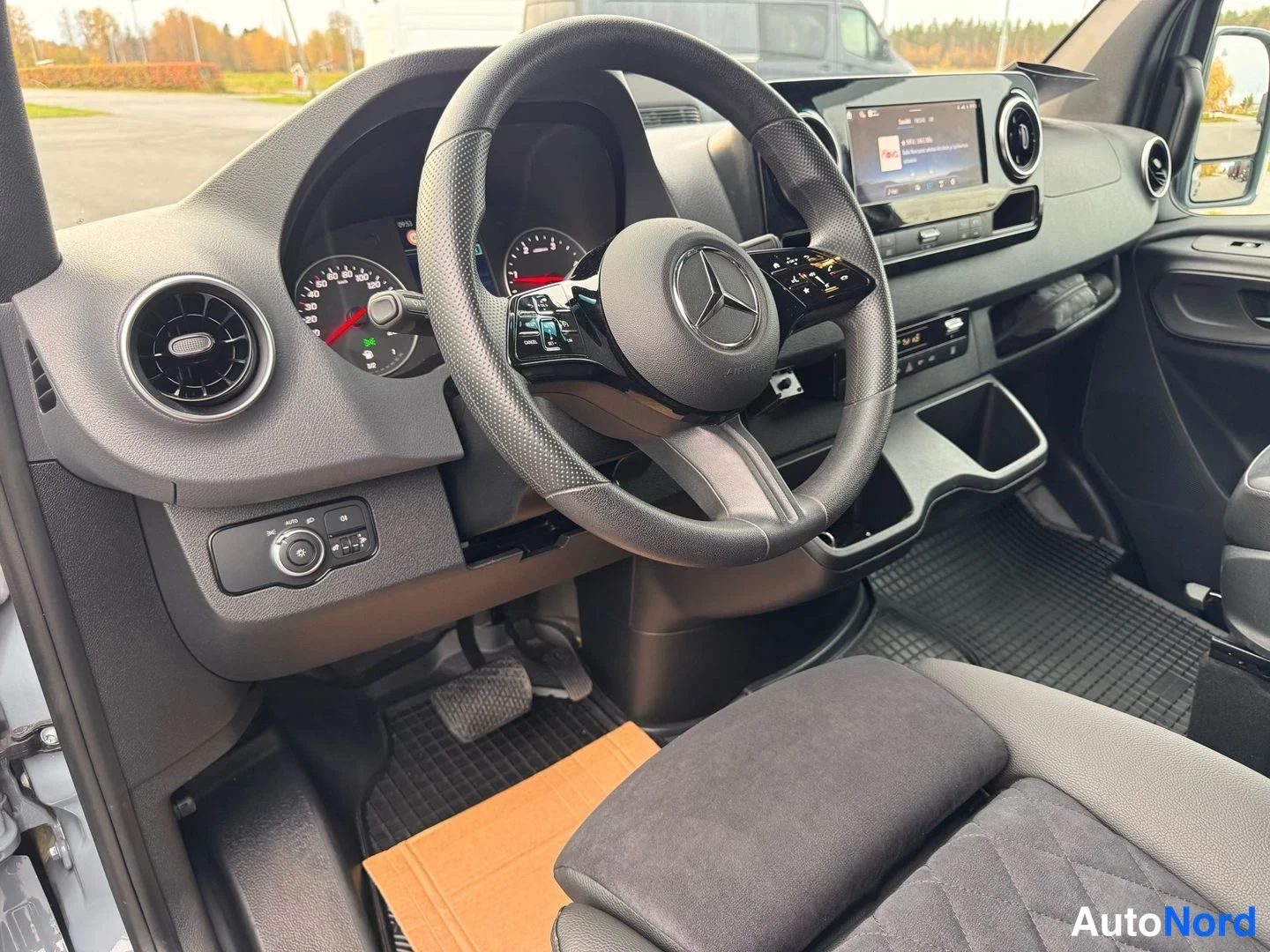 Harmaa Mercedes-Benz Sprinter 317 CDI 2025, ohjaamo, kuva 13