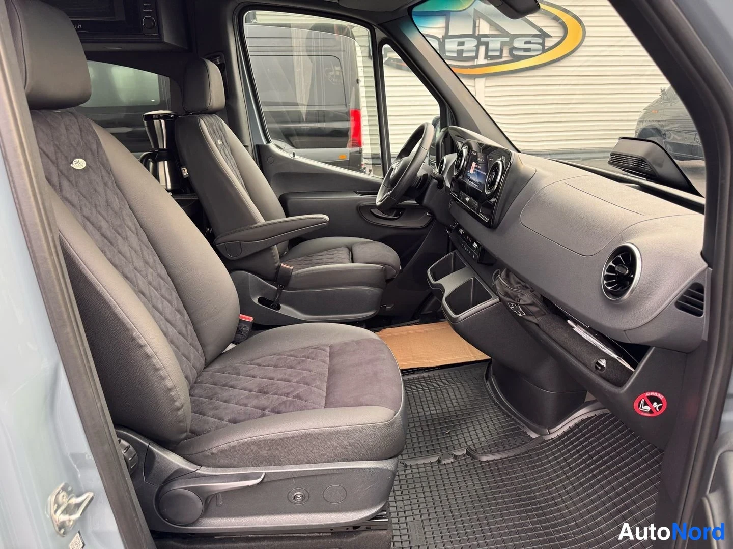 Harmaa Mercedes-Benz Sprinter 317 CDI 2025, etuistuimet, kuva 21