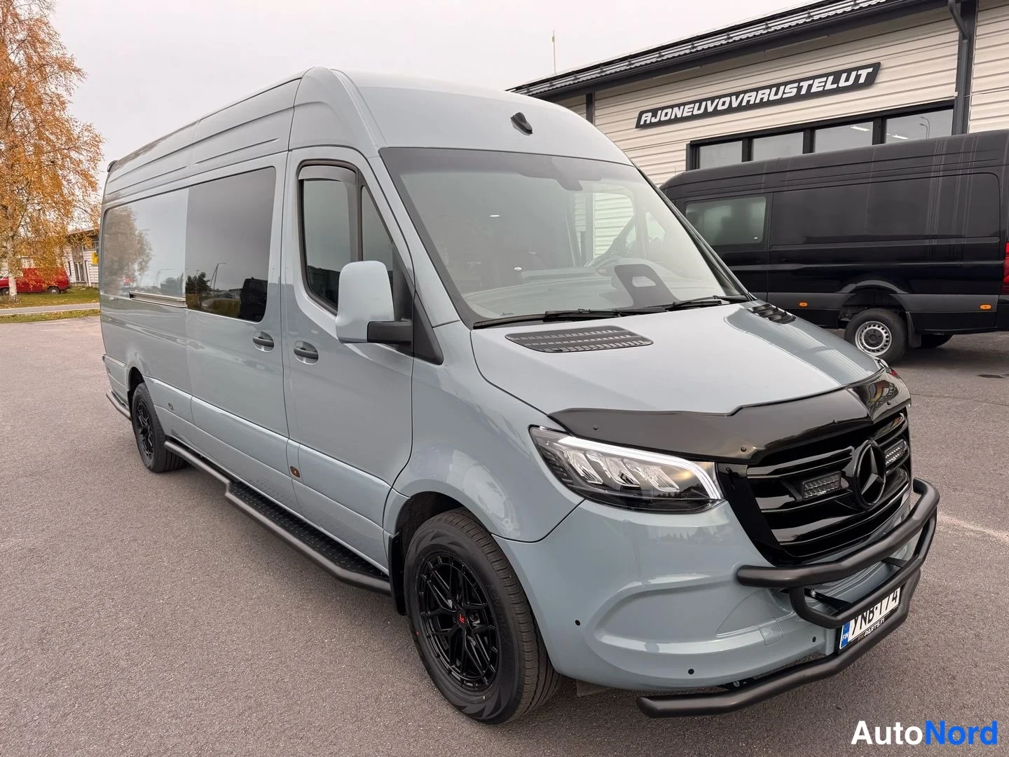 Harmaa Mercedes-Benz Sprinter 317 CDI 2025, etuviisto, keula oikealle, kuva 2