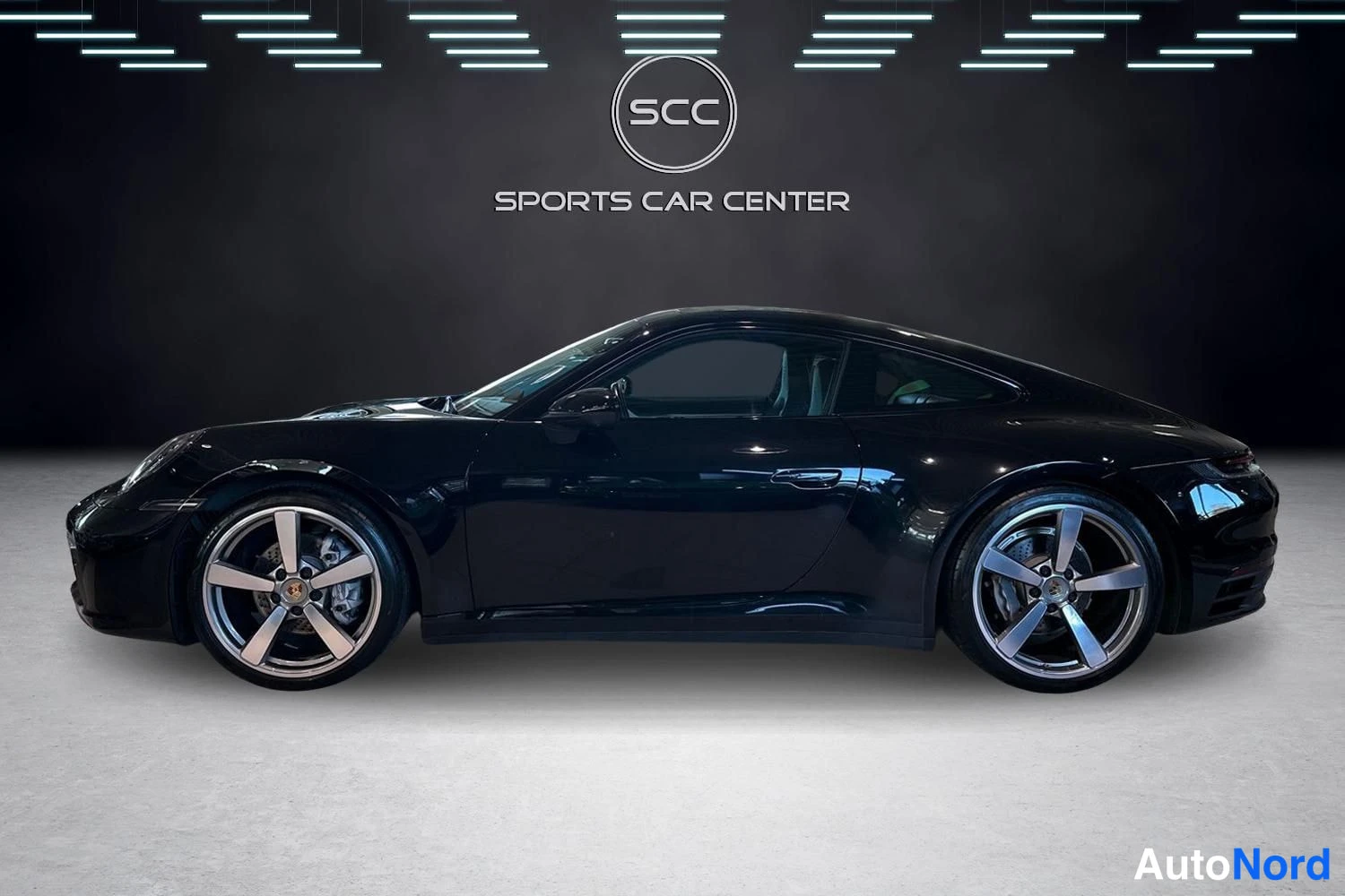 Musta Porsche Carrera 2022, sivulta, kuva 3