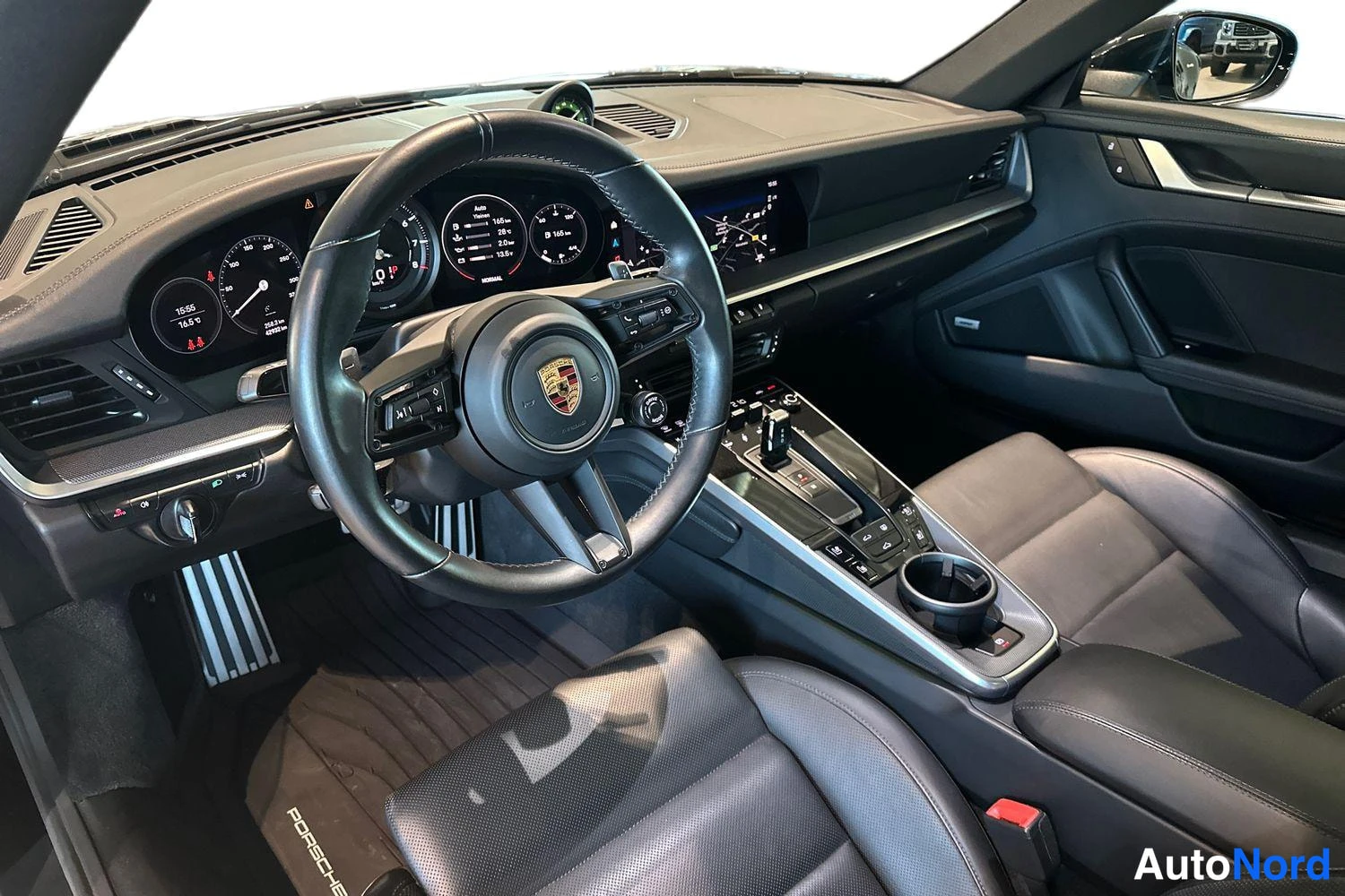 Musta Porsche Carrera 2022, ohjaamo, kuva 6