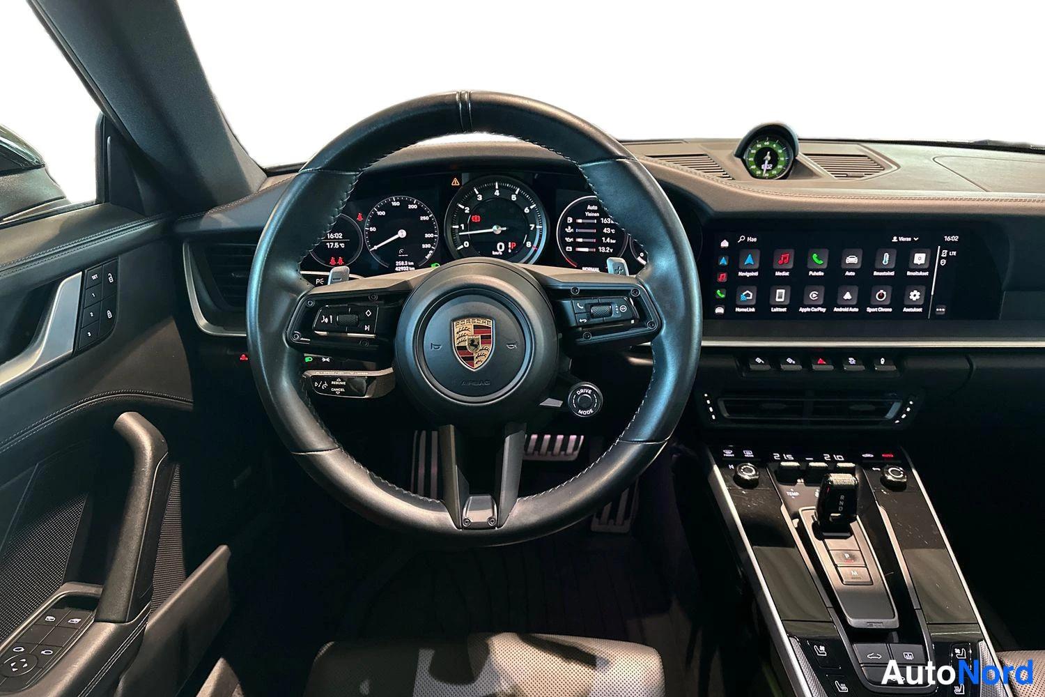Musta Porsche Carrera 2022, ohjaamo, kuva 7