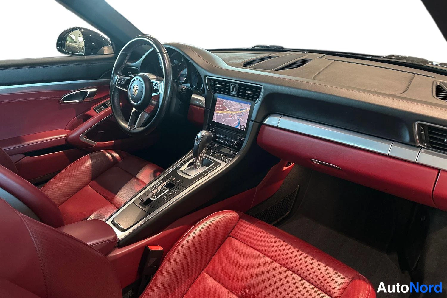 Musta Porsche Targa 2017, ohjaamo, kuva 9
