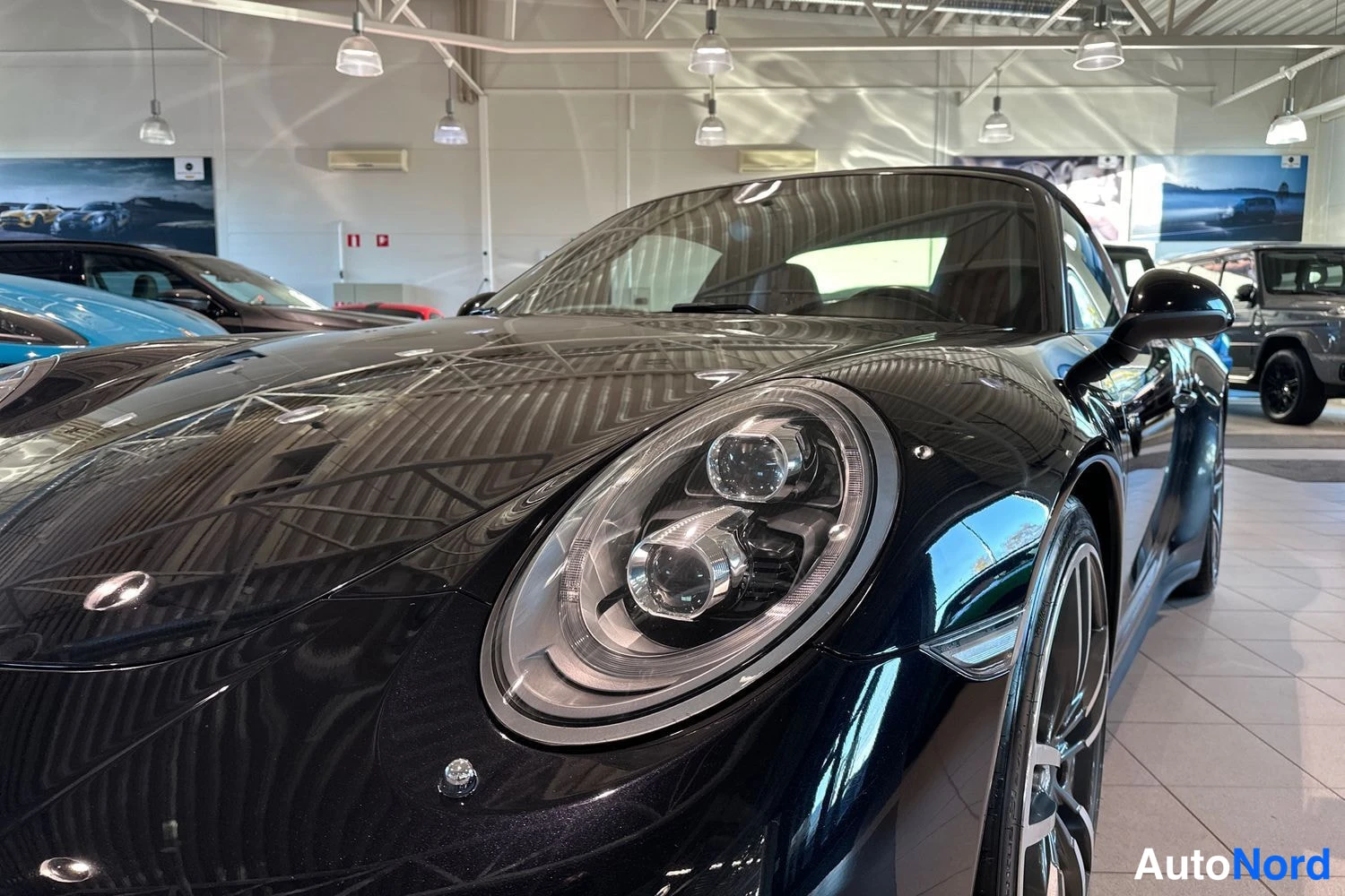 Musta Porsche Targa 2017, etuviisto, keula vasemmalle, kuva 3