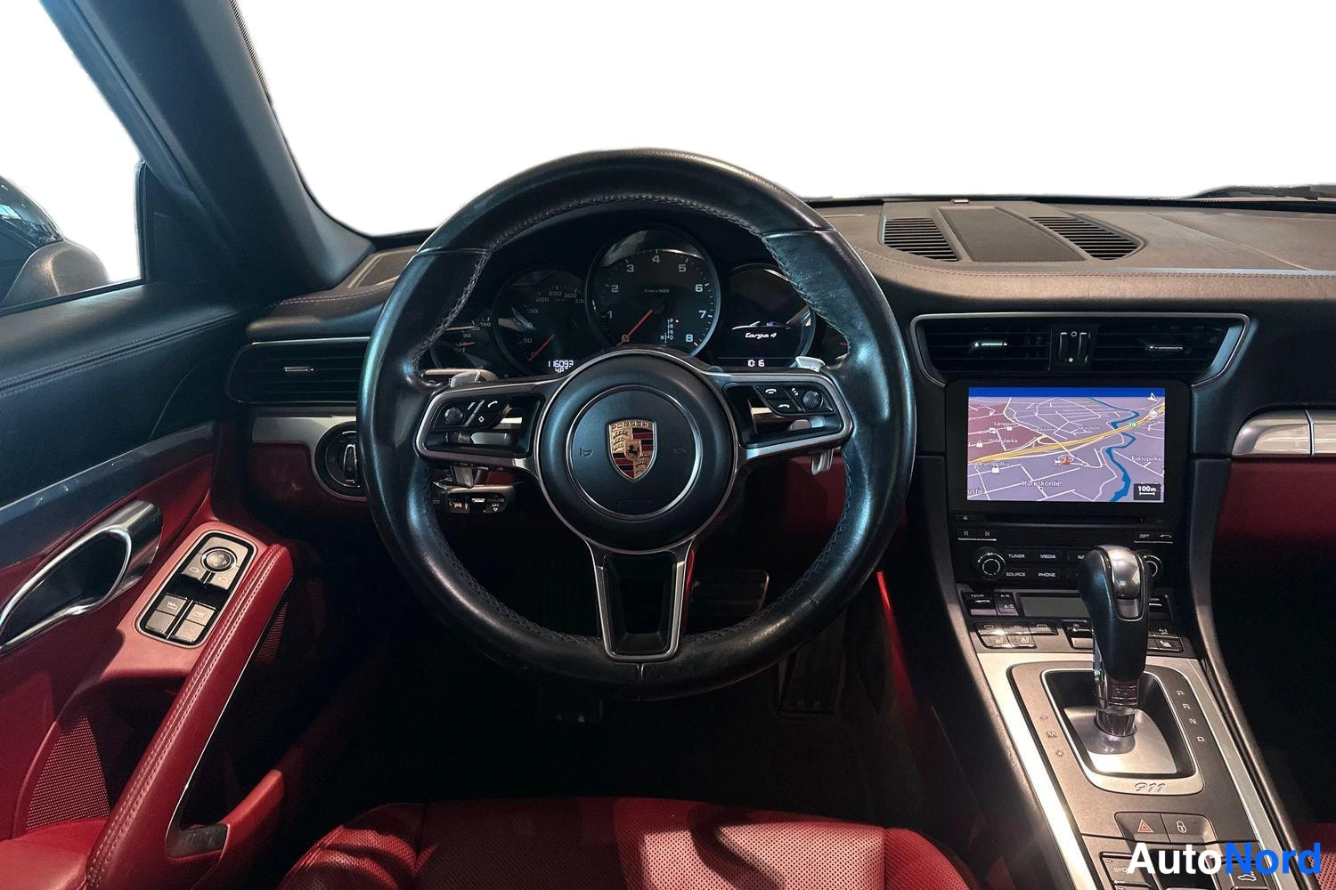 Musta Porsche Targa 2017, ohjaamo, kuva 11