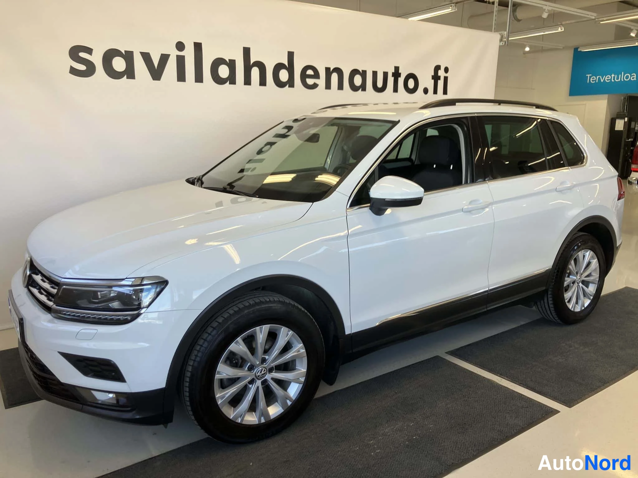 Vit Volkswagen Tiguan 2018, bild 1