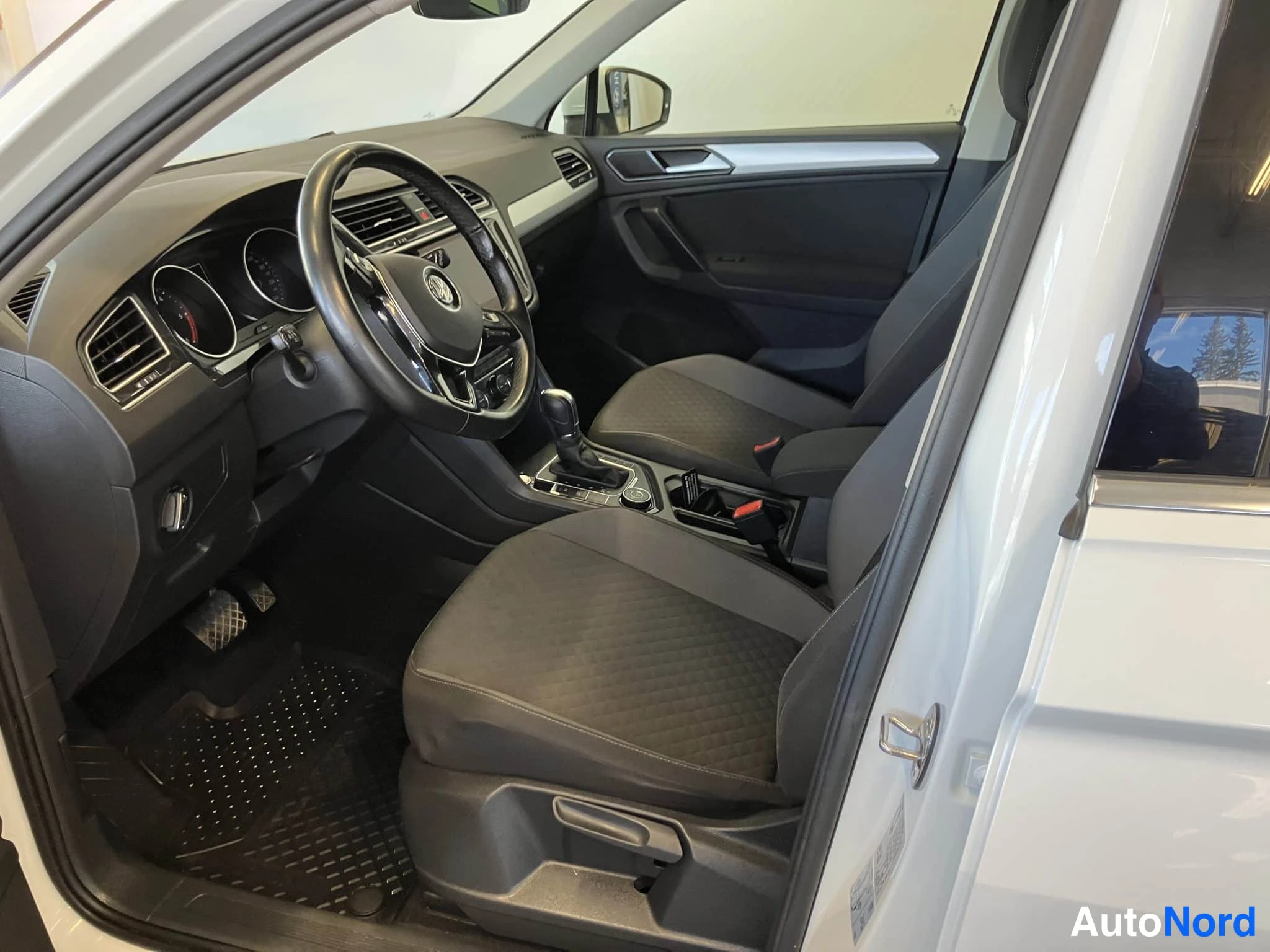 Vit Volkswagen Tiguan 2018, bild 13