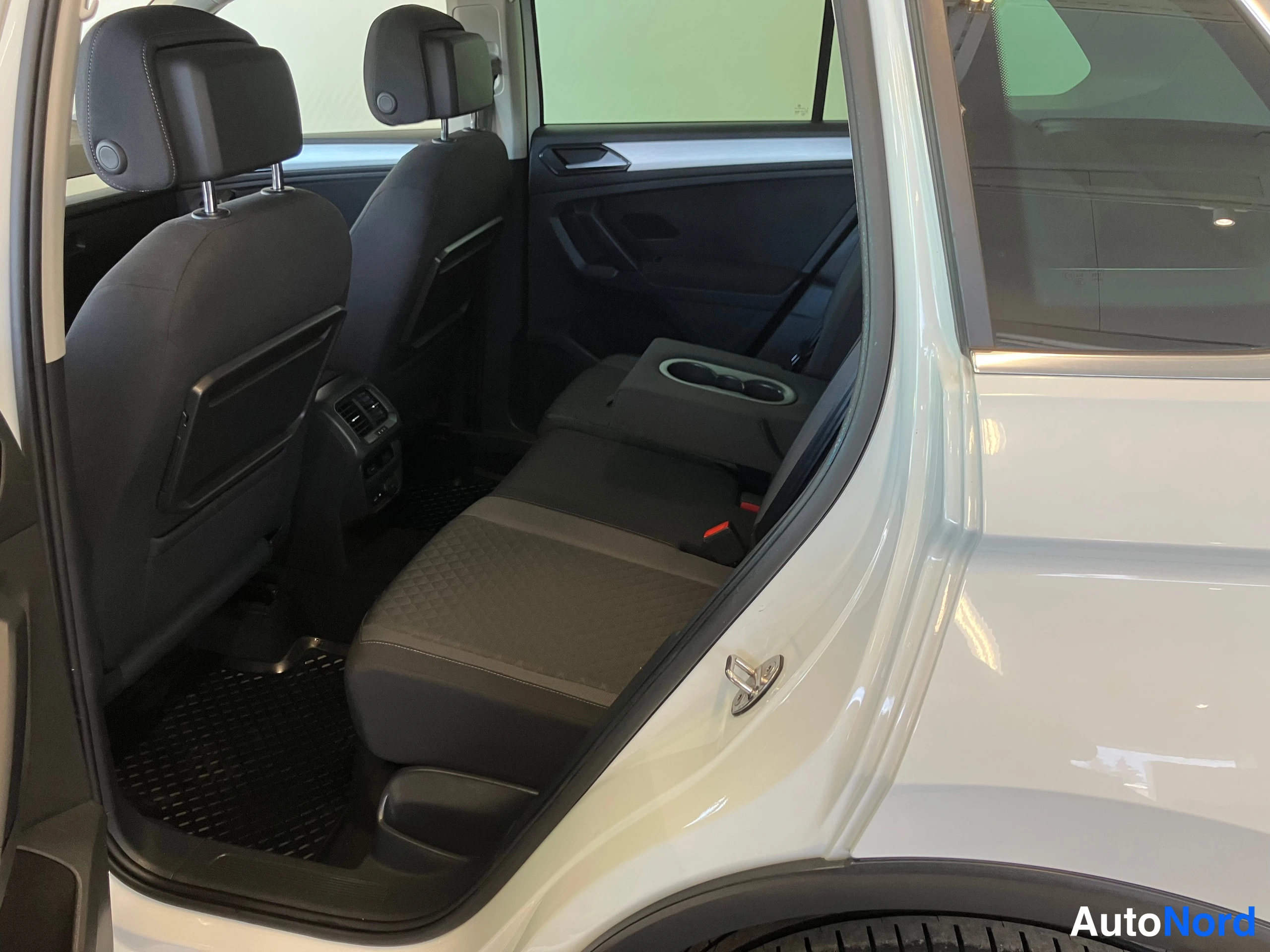 Vit Volkswagen Tiguan 2018, bild 16