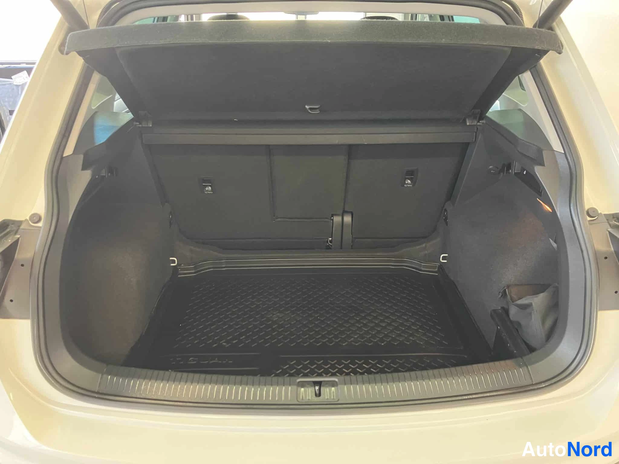 Vit Volkswagen Tiguan 2018, bild 17