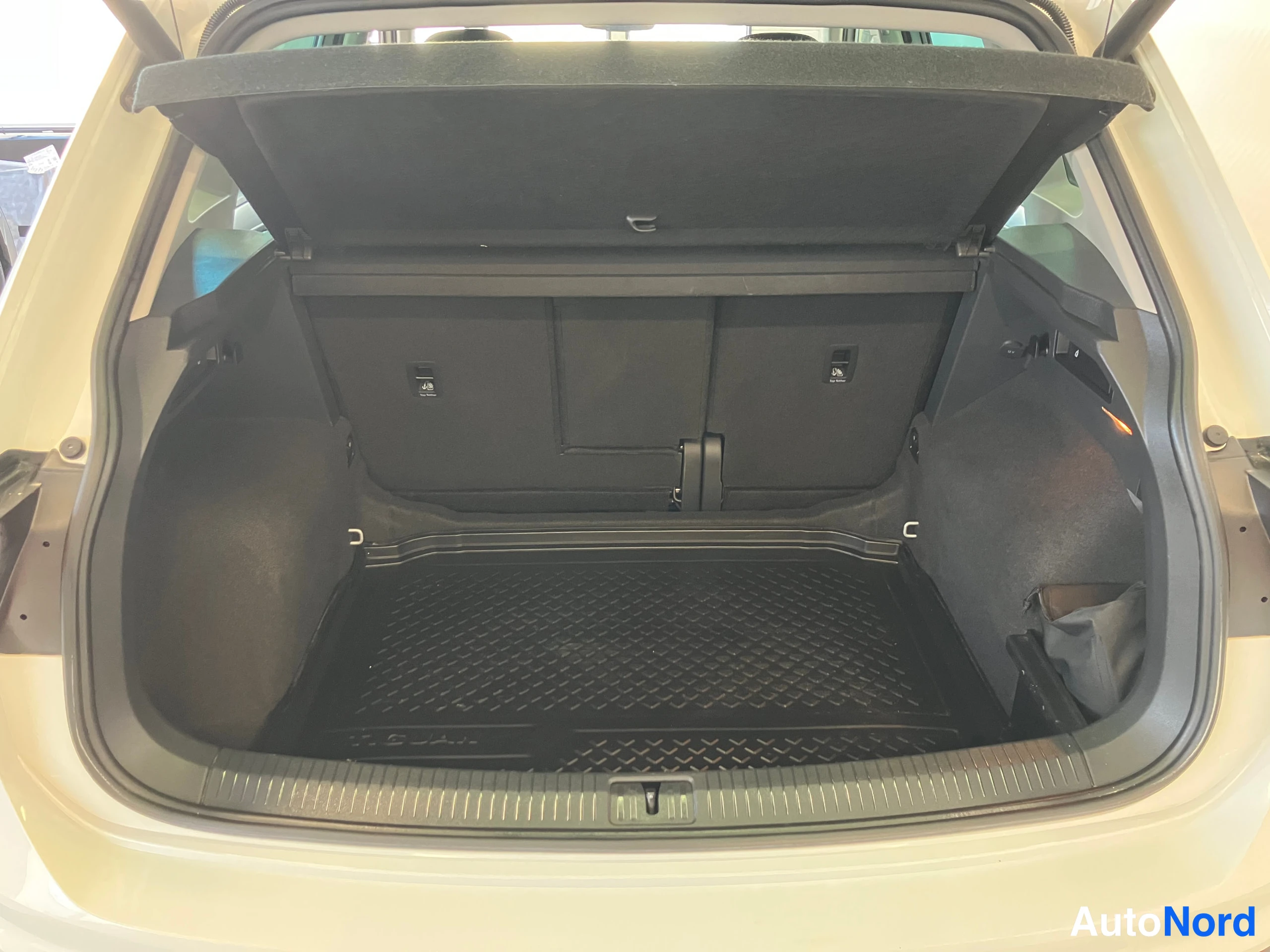 Vit Volkswagen Tiguan 2018, bild 18