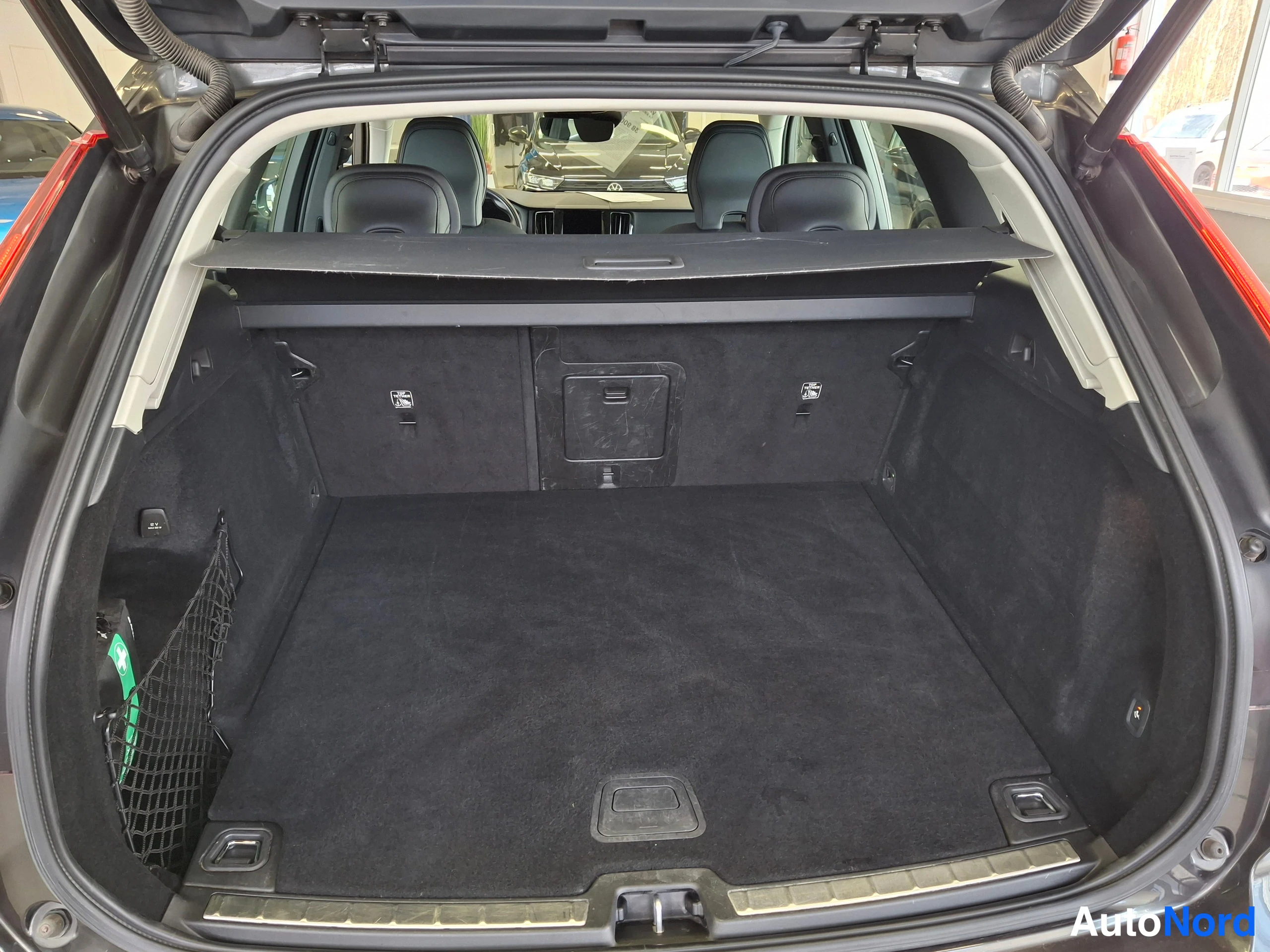 Harmaa Volvo XC60 2021, kuva 24