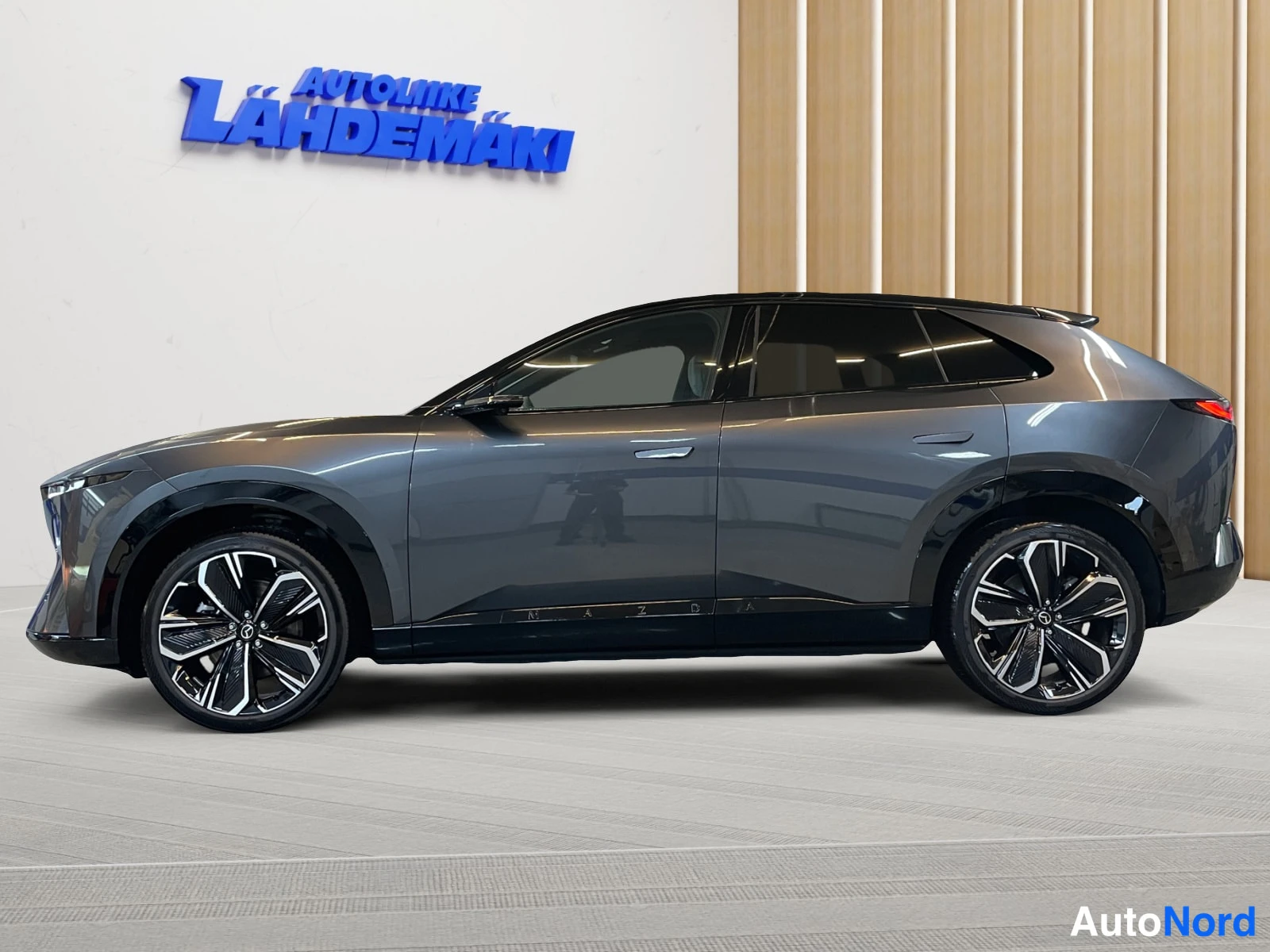 Harmaa Mazda CX-6e 2026, sivulta, kuva 5