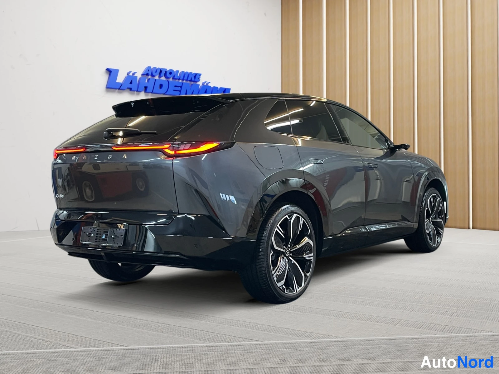 Harmaa Mazda CX-6e 2026, takaviisto, kuva 7