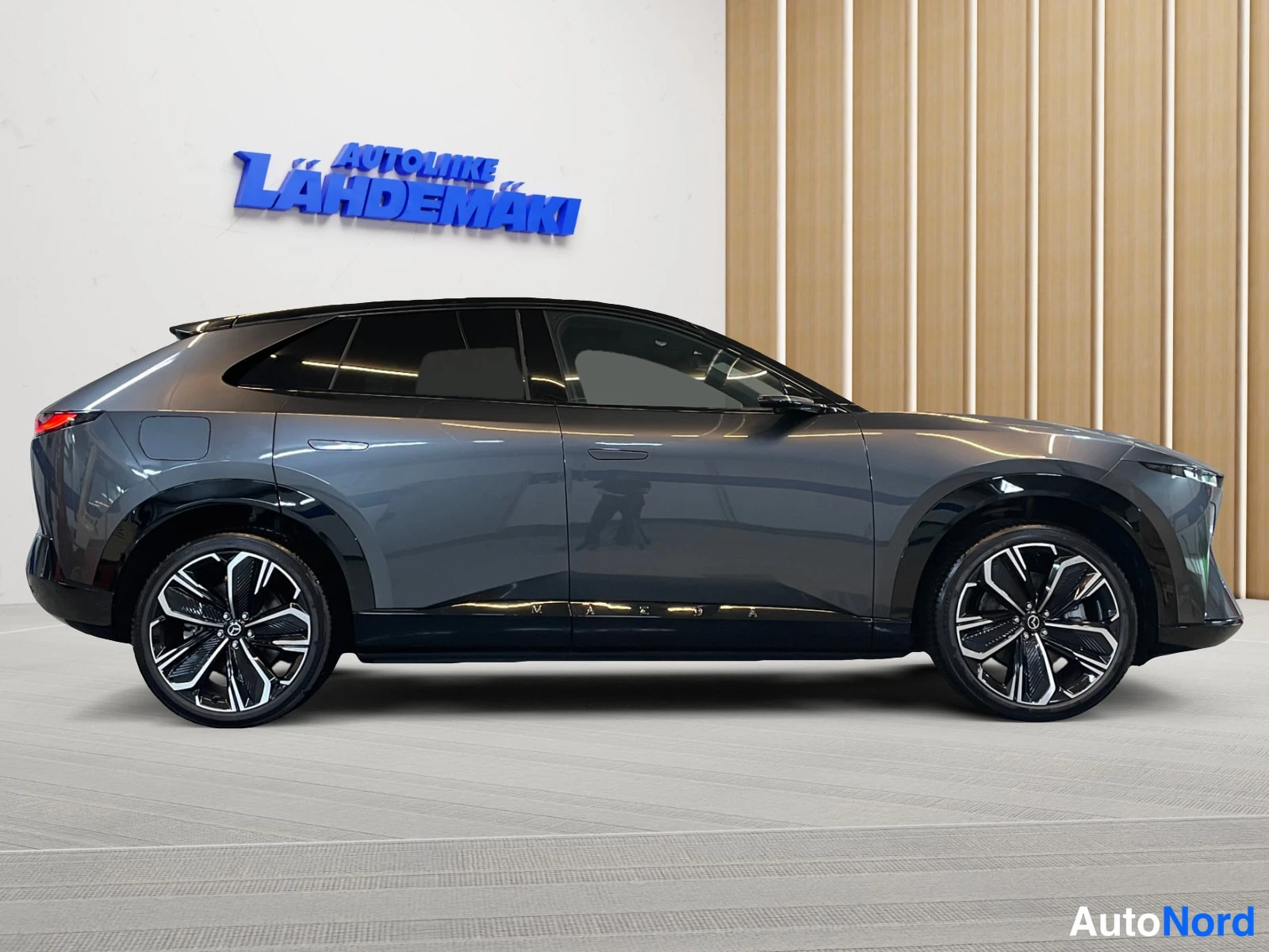 Harmaa Mazda CX-6e 2026, sivulta, kuva 4