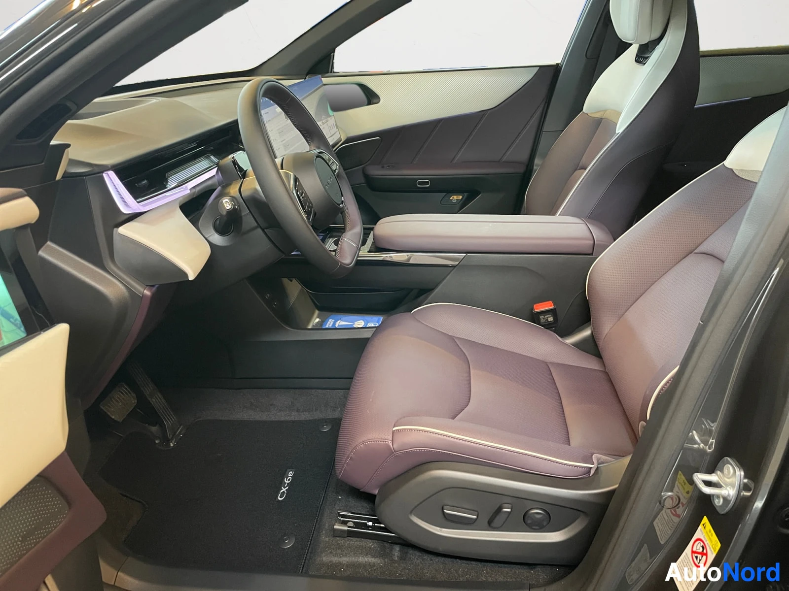 Harmaa Mazda CX-6e 2026, ohjaamo, kuva 9