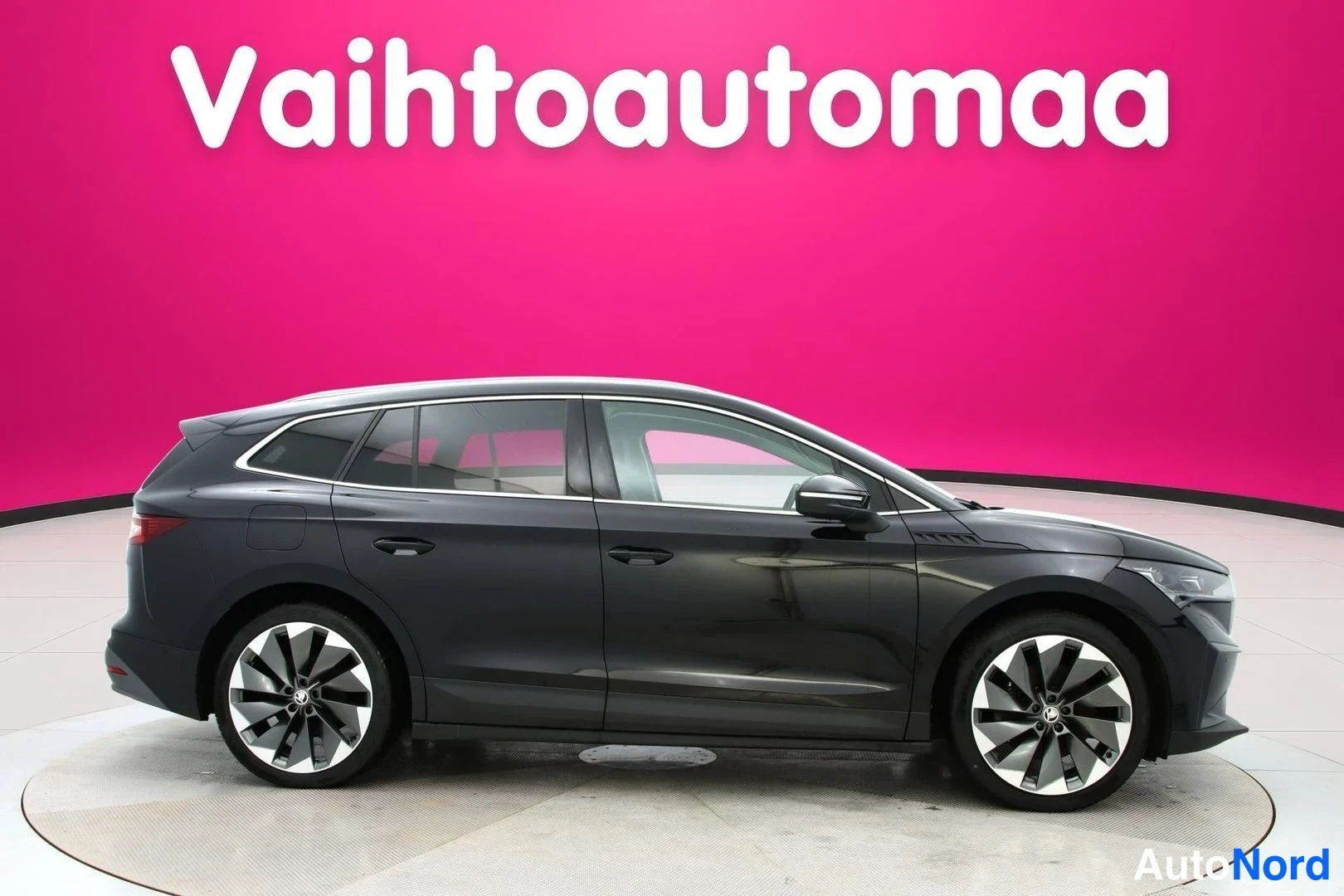 Musta Skoda Enyaq iV 2023, sivulta, kuva 3