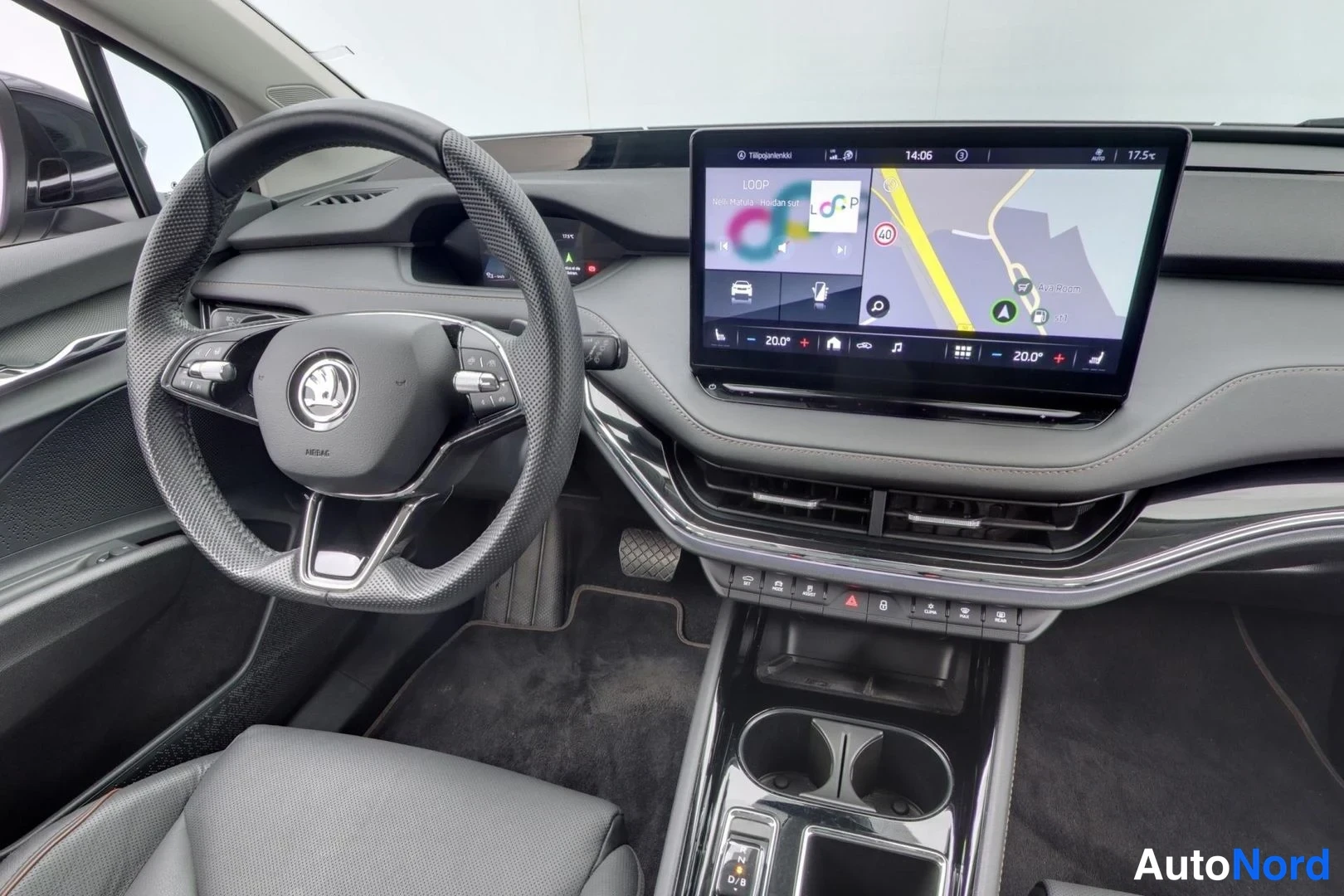 Musta Skoda Enyaq iV 2023, ohjaamo, kuva 7