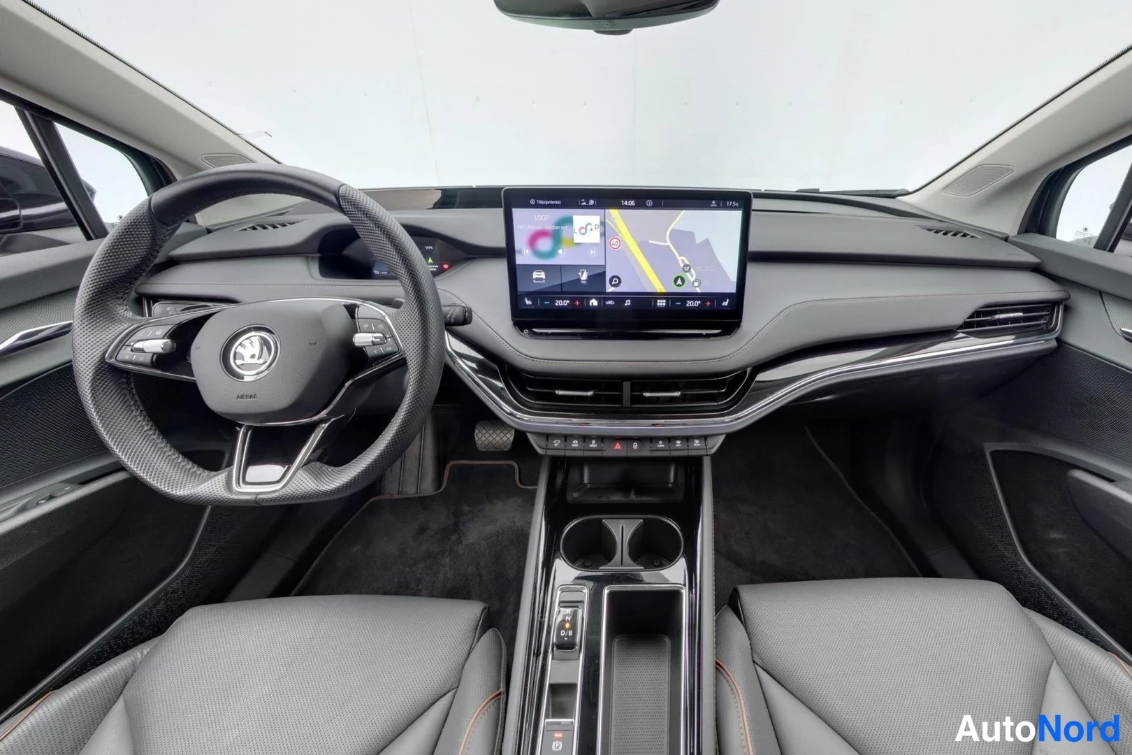 Musta Skoda Enyaq iV 2023, ohjaamo, kuva 8