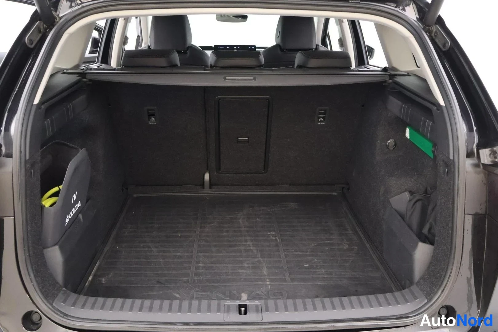 Musta Skoda Enyaq iV 2023, tavaratila, kuva 17