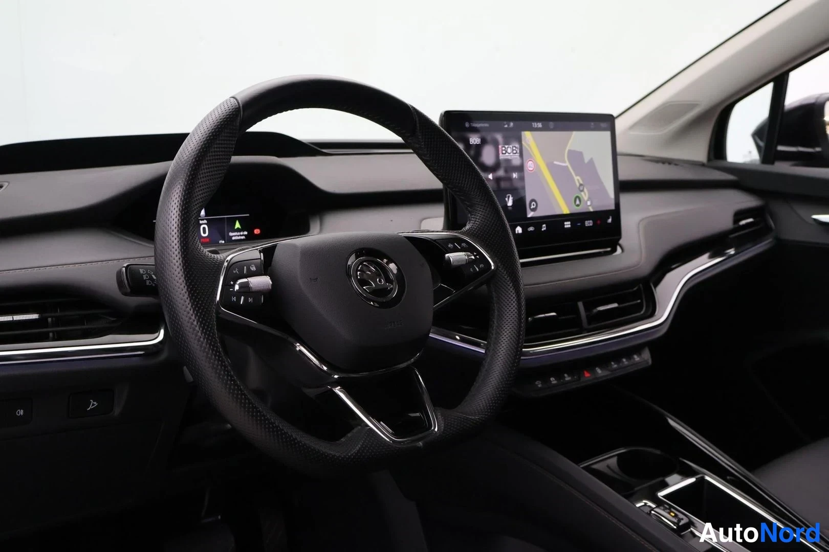 Musta Skoda Enyaq iV 2023, ohjaamo, kuva 13