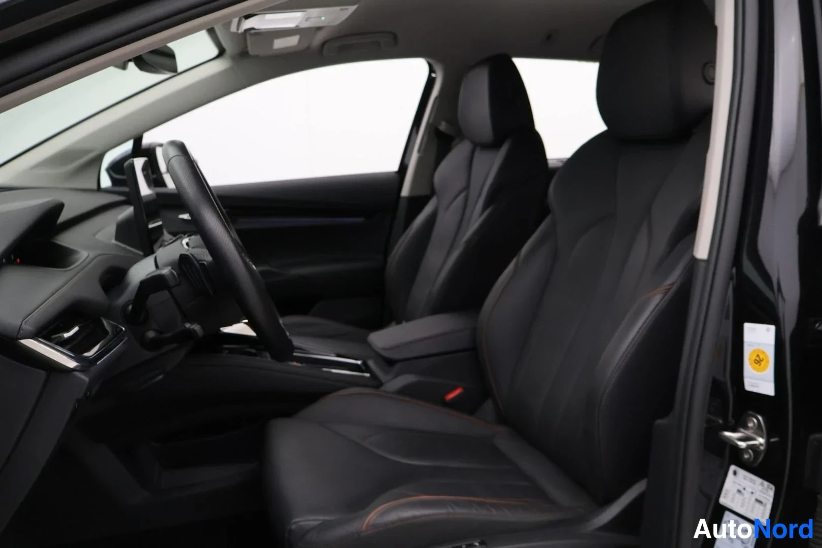 Musta Skoda Enyaq iV 2023, etuistuimet, kuva 15