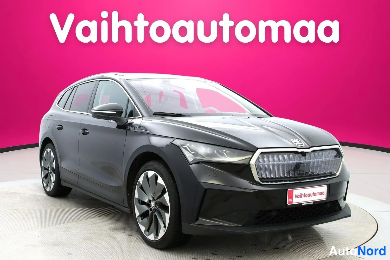 Musta Skoda Enyaq iV 2023, etuviisto, keula oikealle, kuva 2